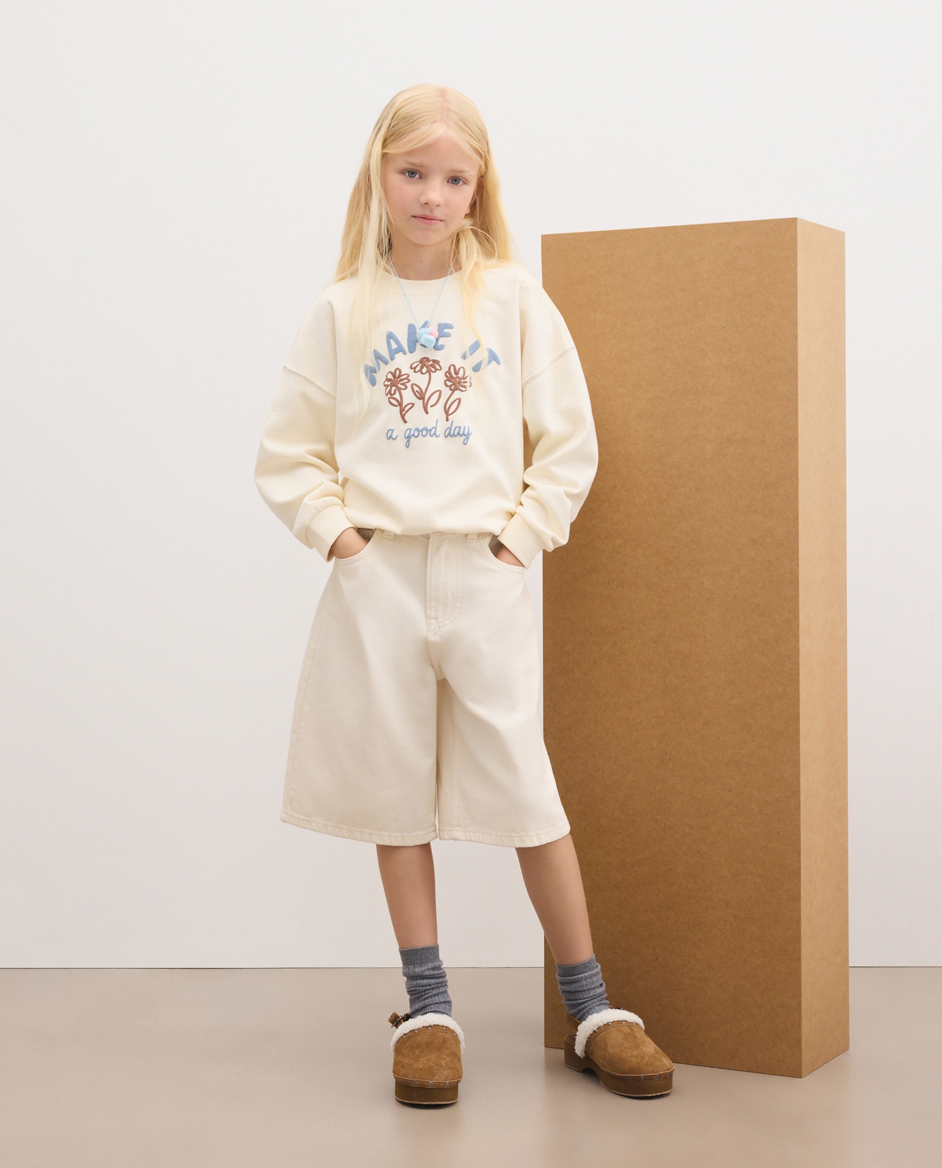 Sweatshirt de Criança em Felpa com Decote Redondo Básica com estampado posicional "coração" Kids El Corte Inglés 120 Cru-1