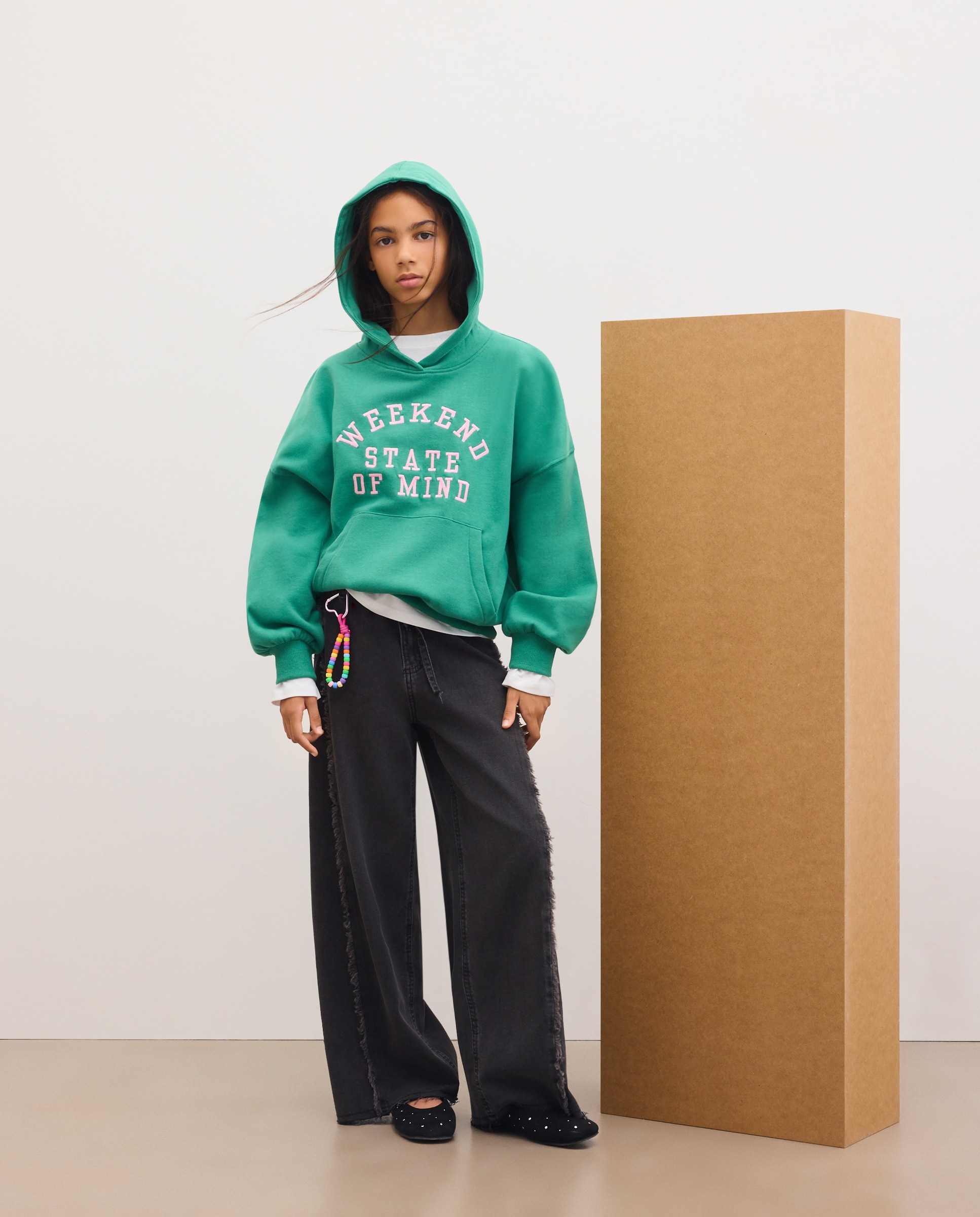 Imagem 0 de Sweatshirt Fechada com Capuz Oversize e com Estampado Posicional Varsity Bordado