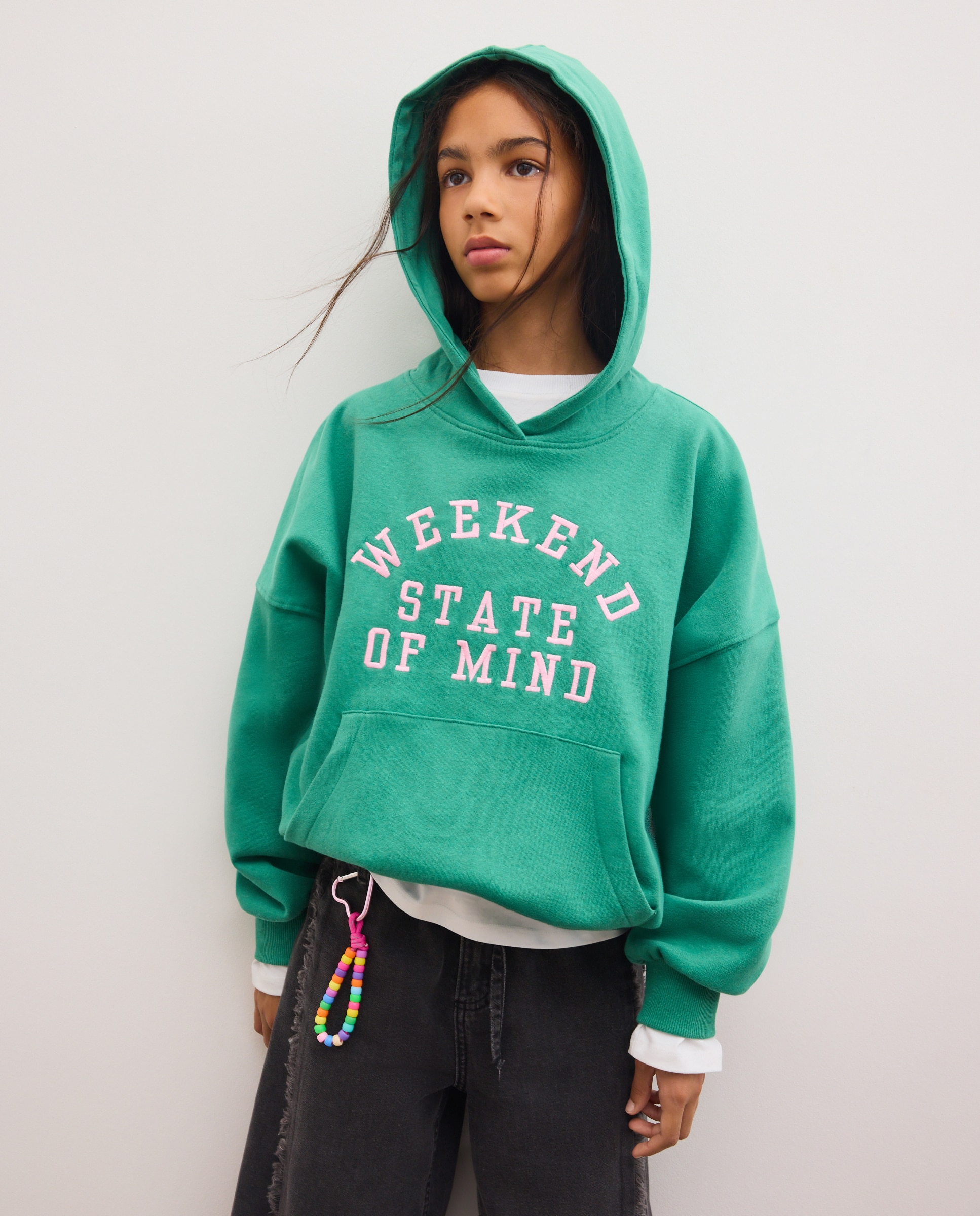 Sweatshirt Fechada com Capuz Oversize e com Estampado Posicional Varsity Bordado Verde-2