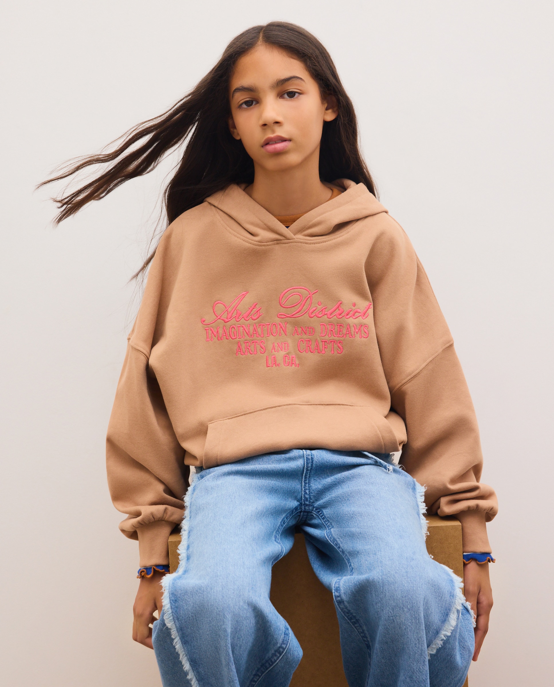Sweatshirt Fechada com Capuz Oversize e com Estampado Posicional Varsity Bordado Castanho-2