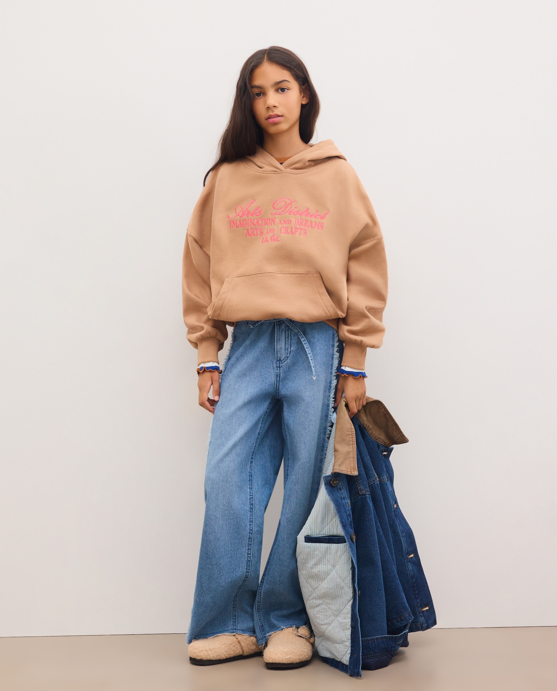 Sweatshirt Fechada com Capuz Oversize e com Estampado Posicional Varsity Bordado Castanho-3