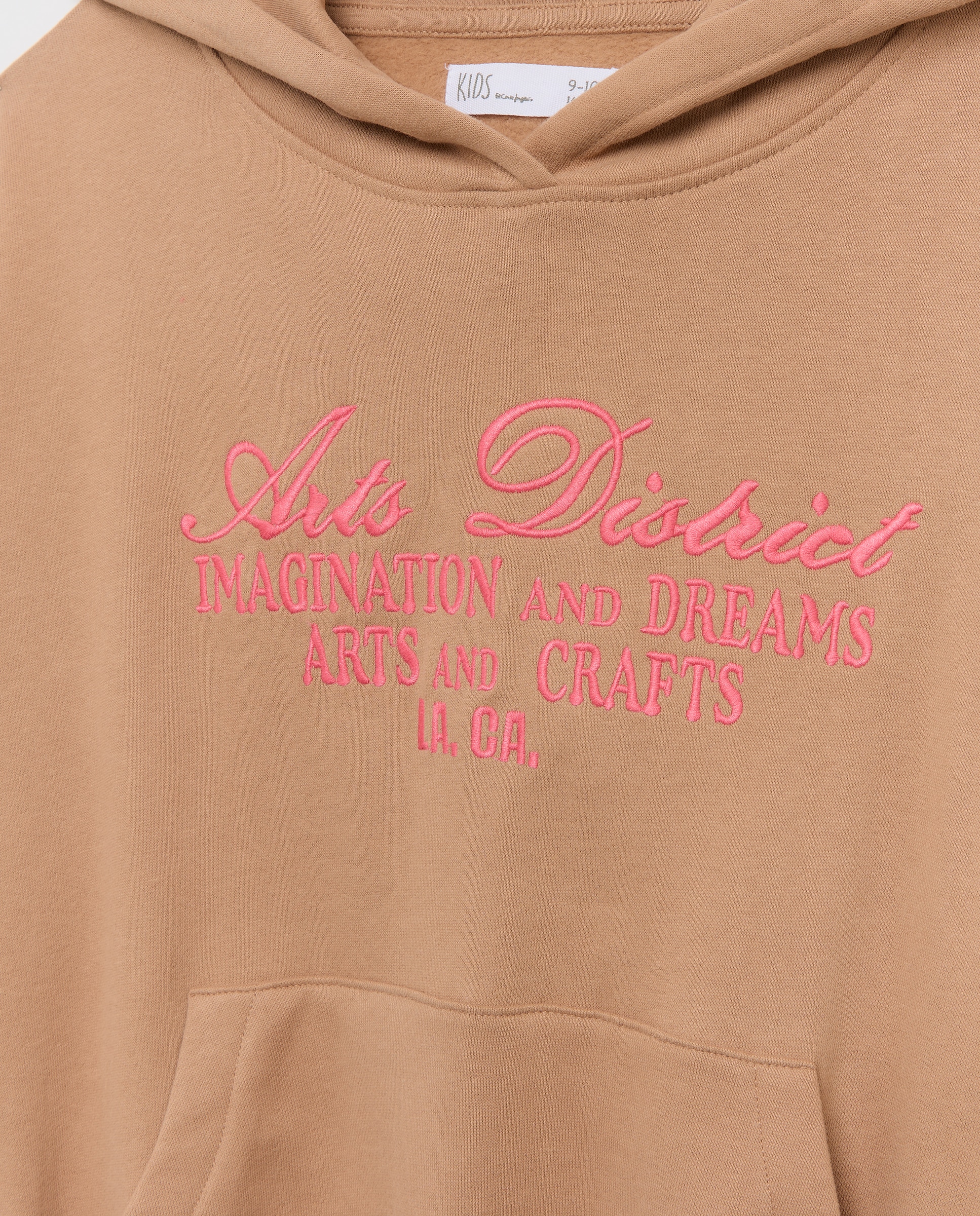 Sweatshirt Fechada com Capuz Oversize e com Estampado Posicional Varsity Bordado Castanho-6