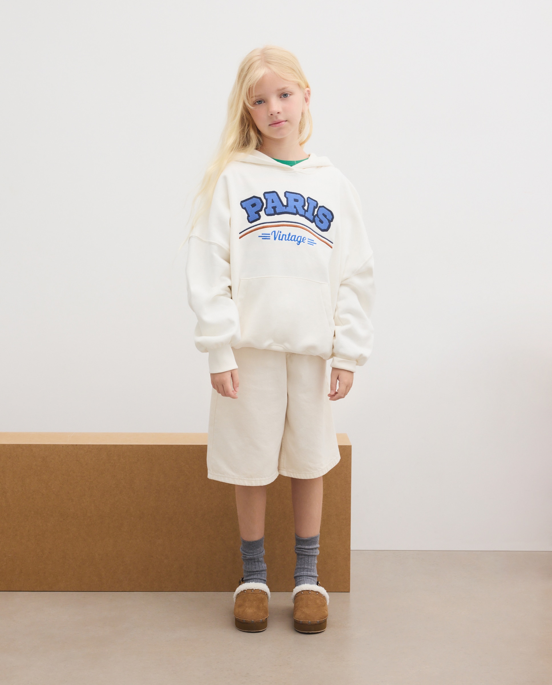 Sweatshirt Fechada com Capuz Oversize e com Estampado Posicional Varsity Bordado Branco-2