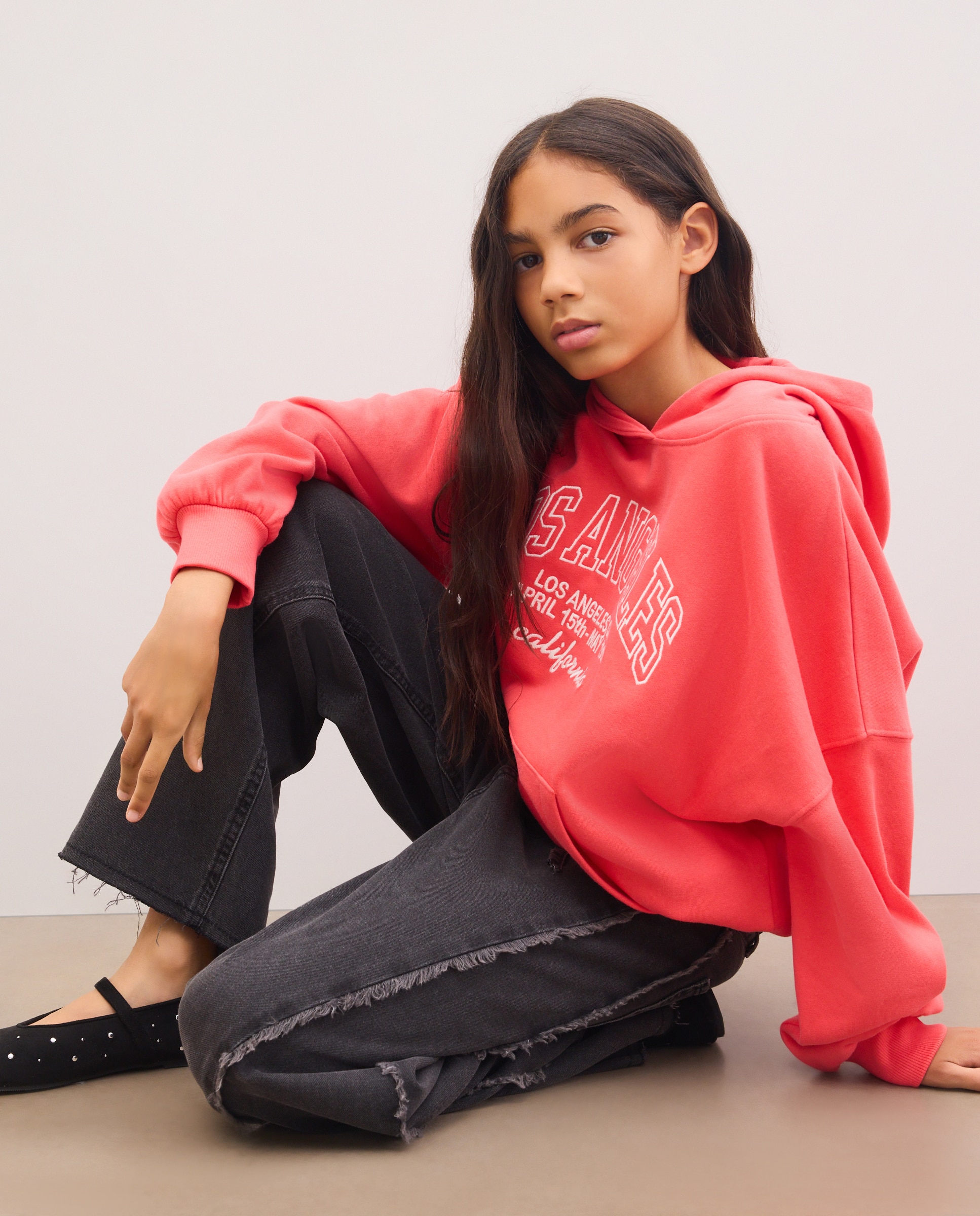 Sweatshirt Fechada com Capuz Oversize e com Estampado Posicional Varsity Bordado Vermelho-2