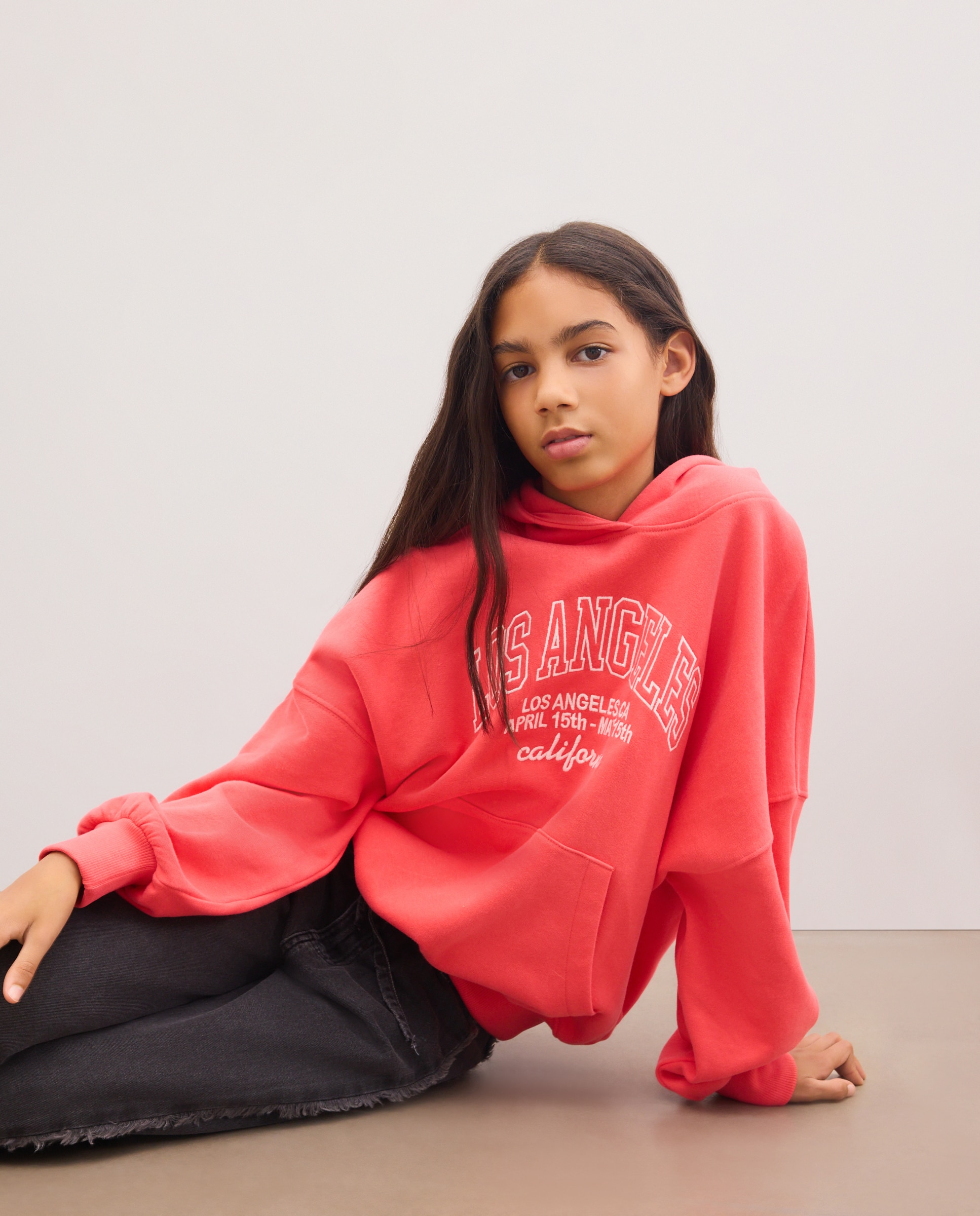 Sweatshirt Fechada com Capuz Oversize e com Estampado Posicional Varsity Bordado Vermelho-4