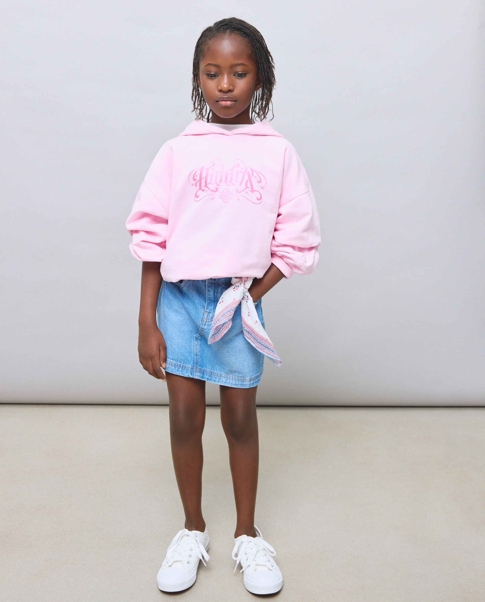 Imagem 0 de Sweatshirt Fechada com Capuz, Estampado KPOP nas Costas e à Frente e Bolso Canguru