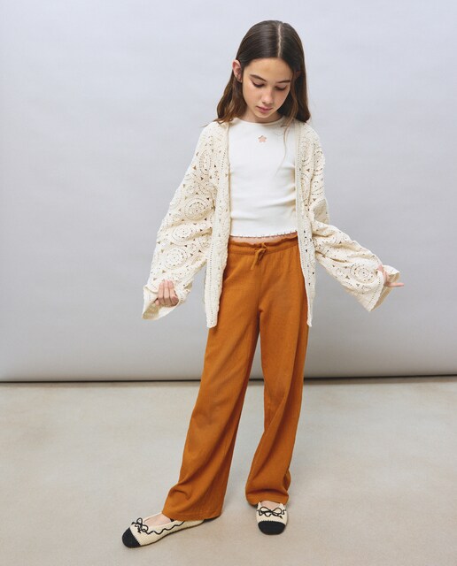 Chaqueta tipo kimono de niña en crochet