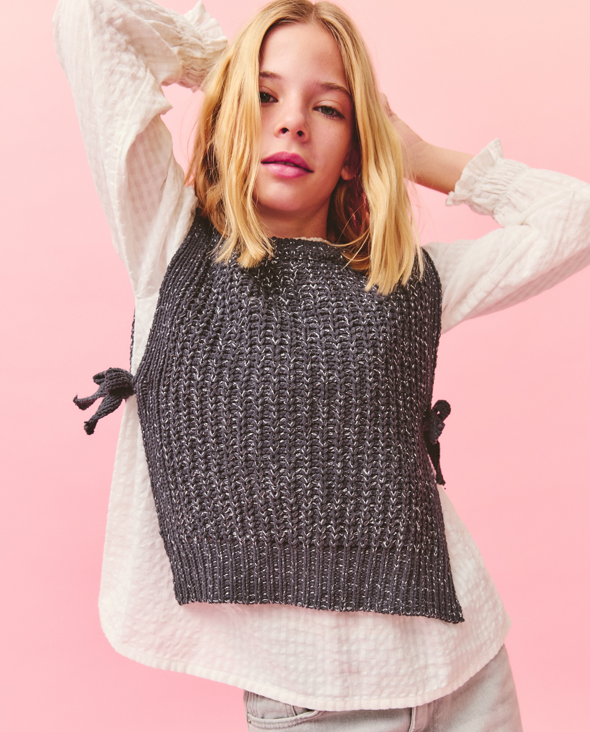 Imagem 0 de Colete de Tricot Chenille com Fio Metalizado e Laços Laterais
