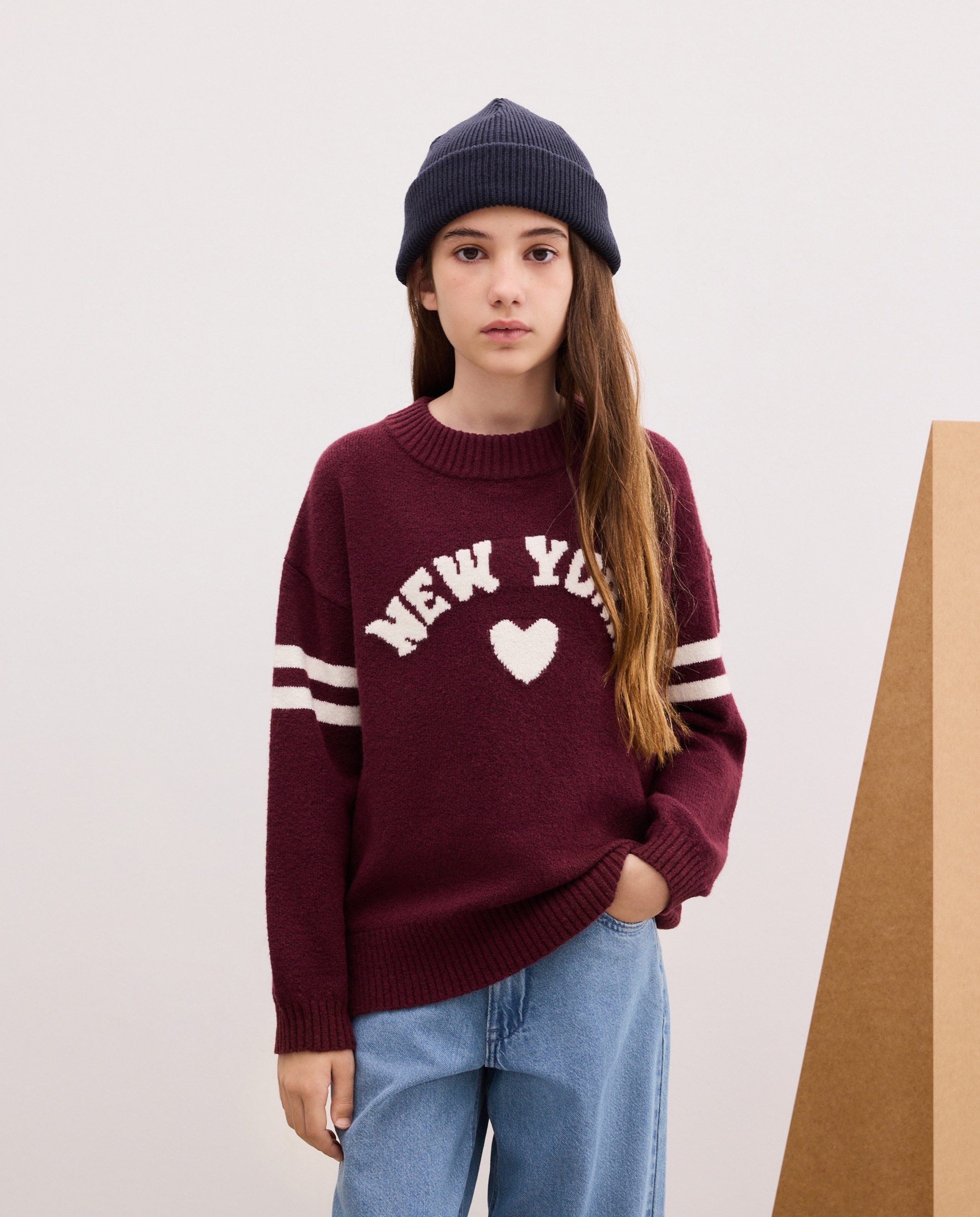 Imagem 0 de Camisola de Malha de Decote Redondo com Intársia de Texto Varsity e Riscas na Manga