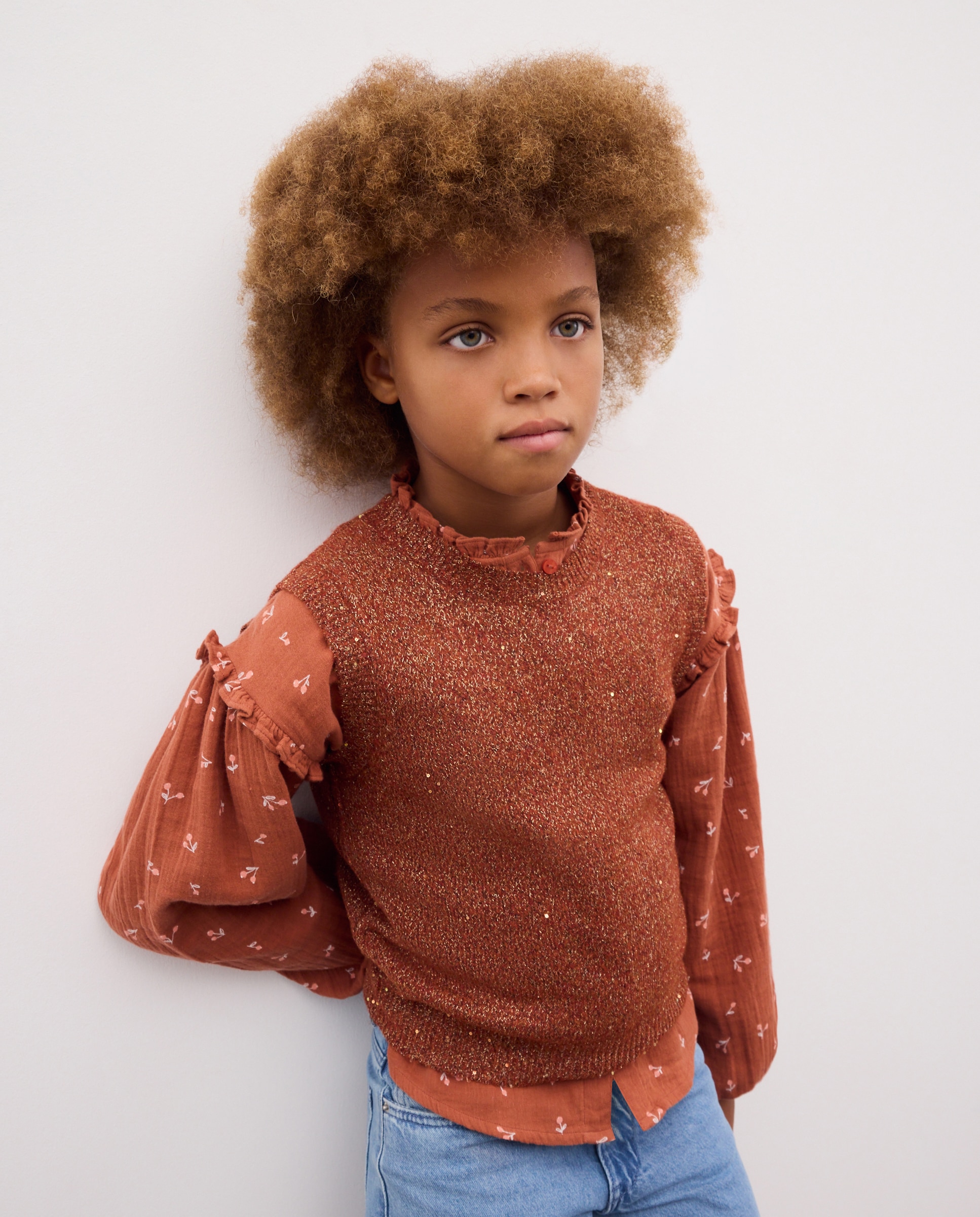 Imagen 0 de Chaleco tricot hilo con lentejuelas transparentes de niña Marrón