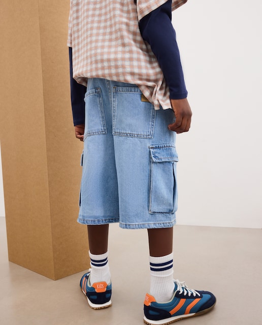 Imagen 0 de Bermuda denim cargo de niño Gris