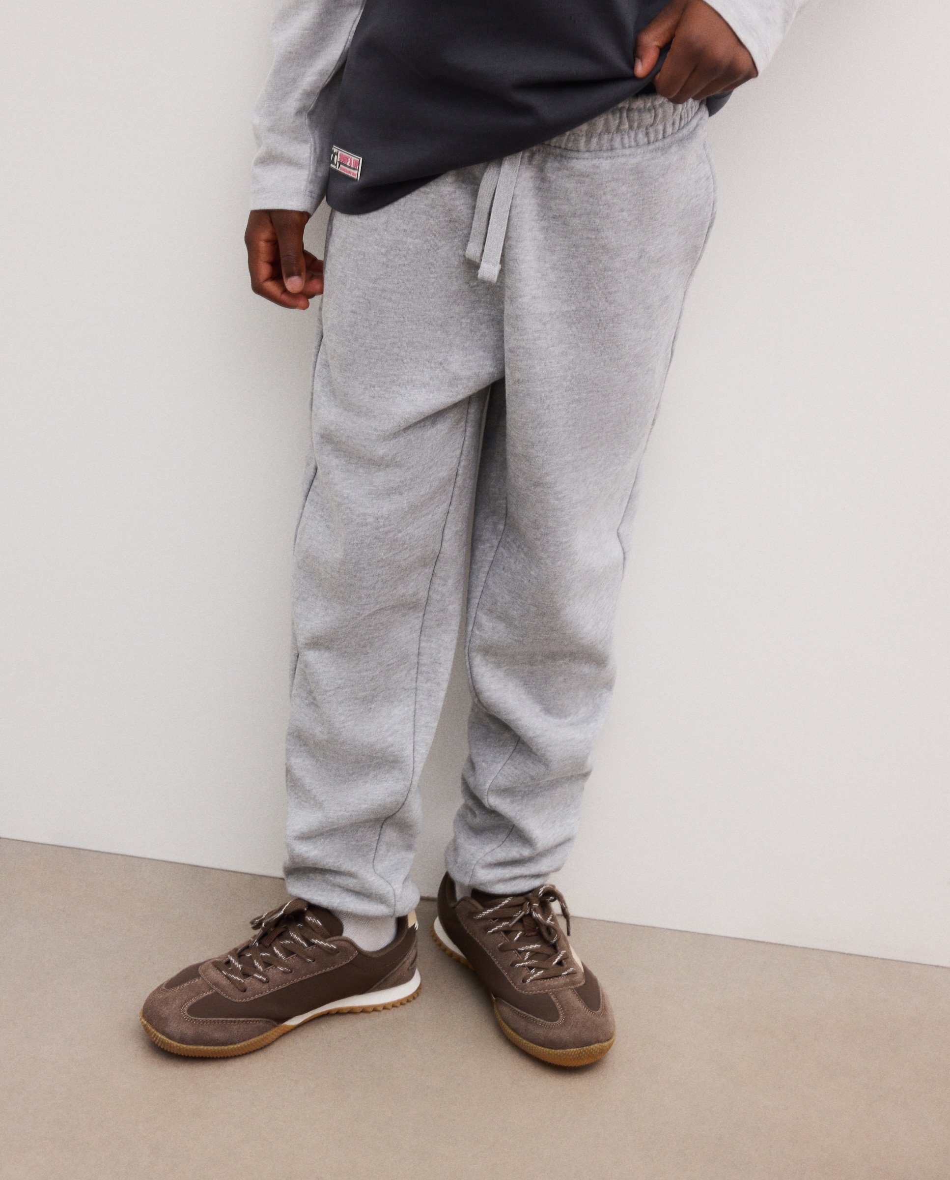 Imagen 2 de Pantalón de niño básico felpa liso - Kids El Corte Inglés - 820 Gris medio 820 Gris medio