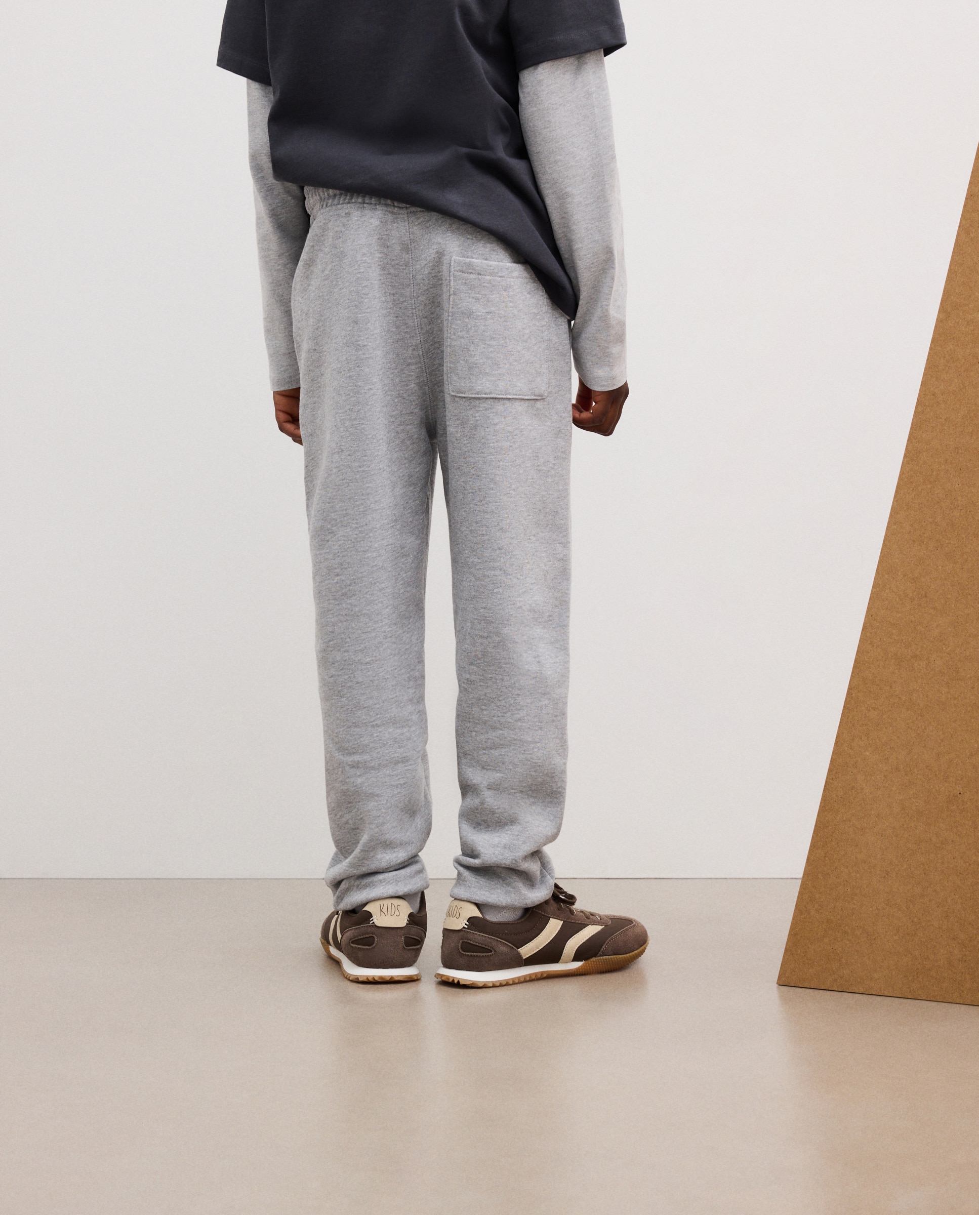 Imagen 3 de Pantalón de niño básico felpa liso - Kids El Corte Inglés - 820 Gris medio 820 Gris medio