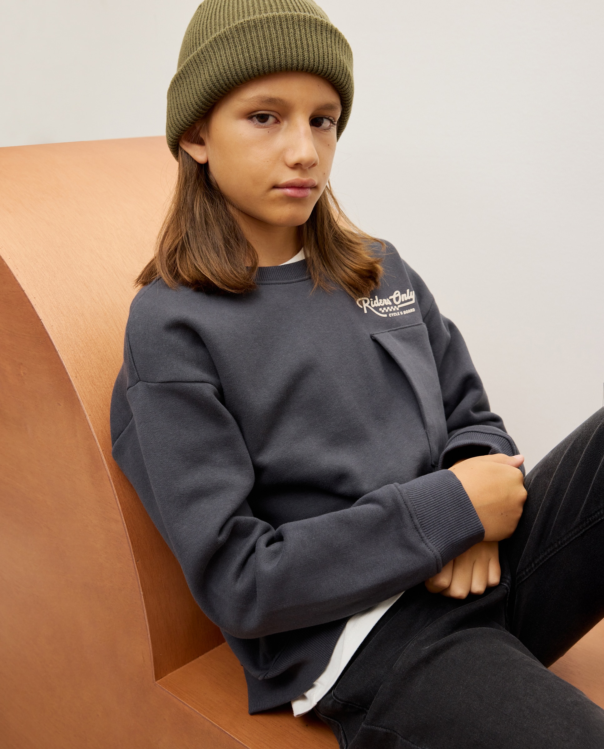 Sweatshirt com Gola Redonda e Bolso Preto-1