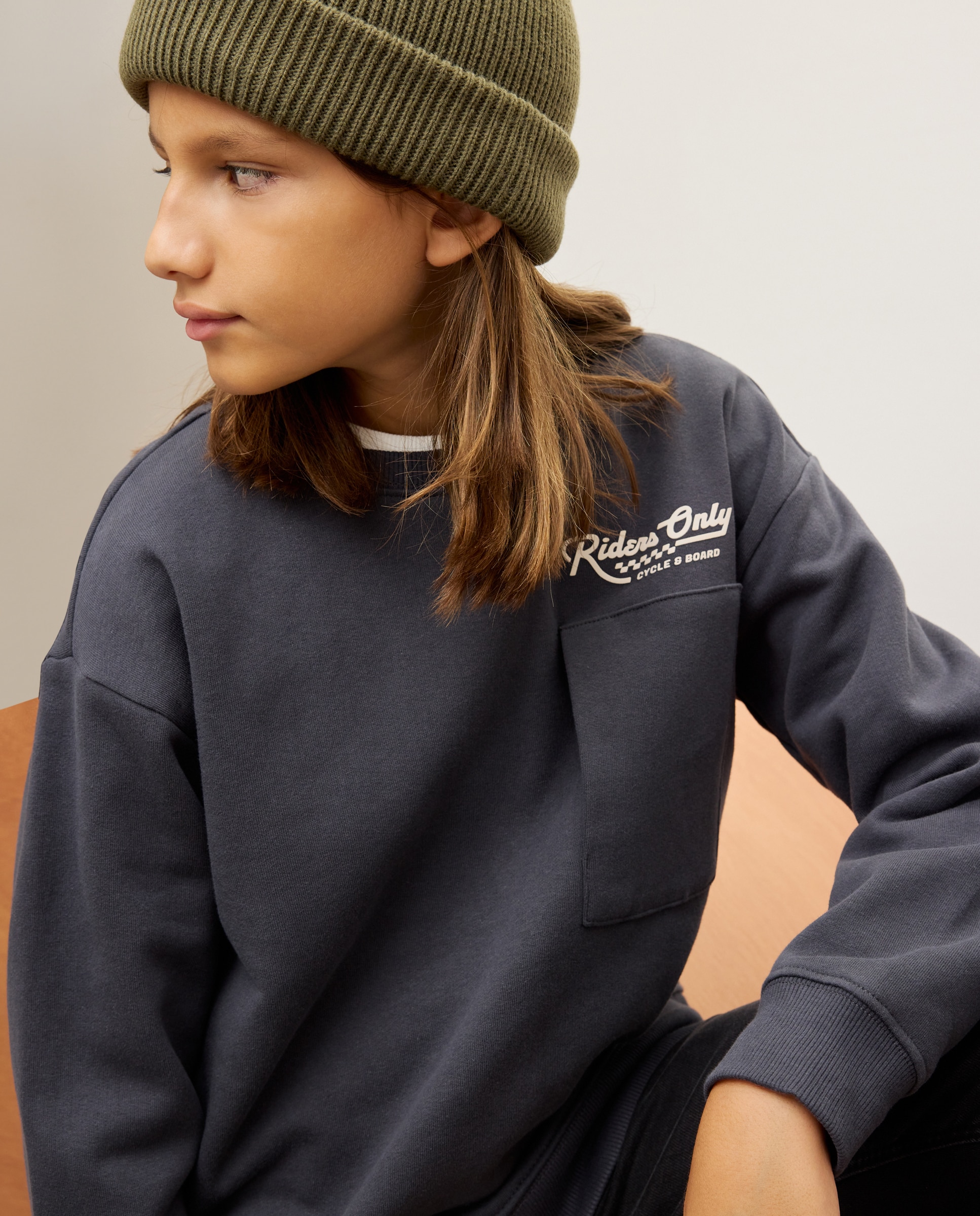 Sweatshirt com Gola Redonda e Bolso Preto-2