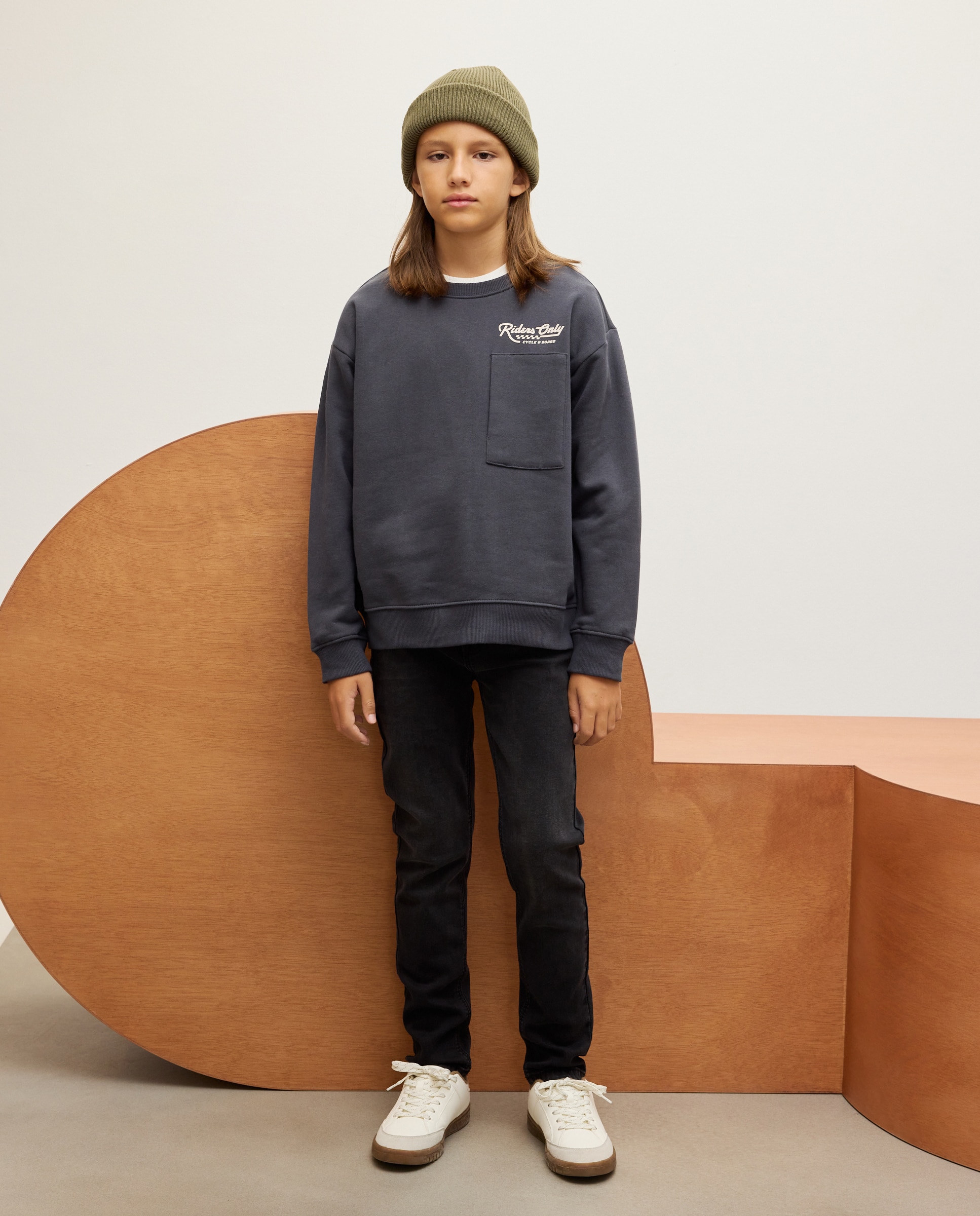 Sweatshirt com Gola Redonda e Bolso Preto-3