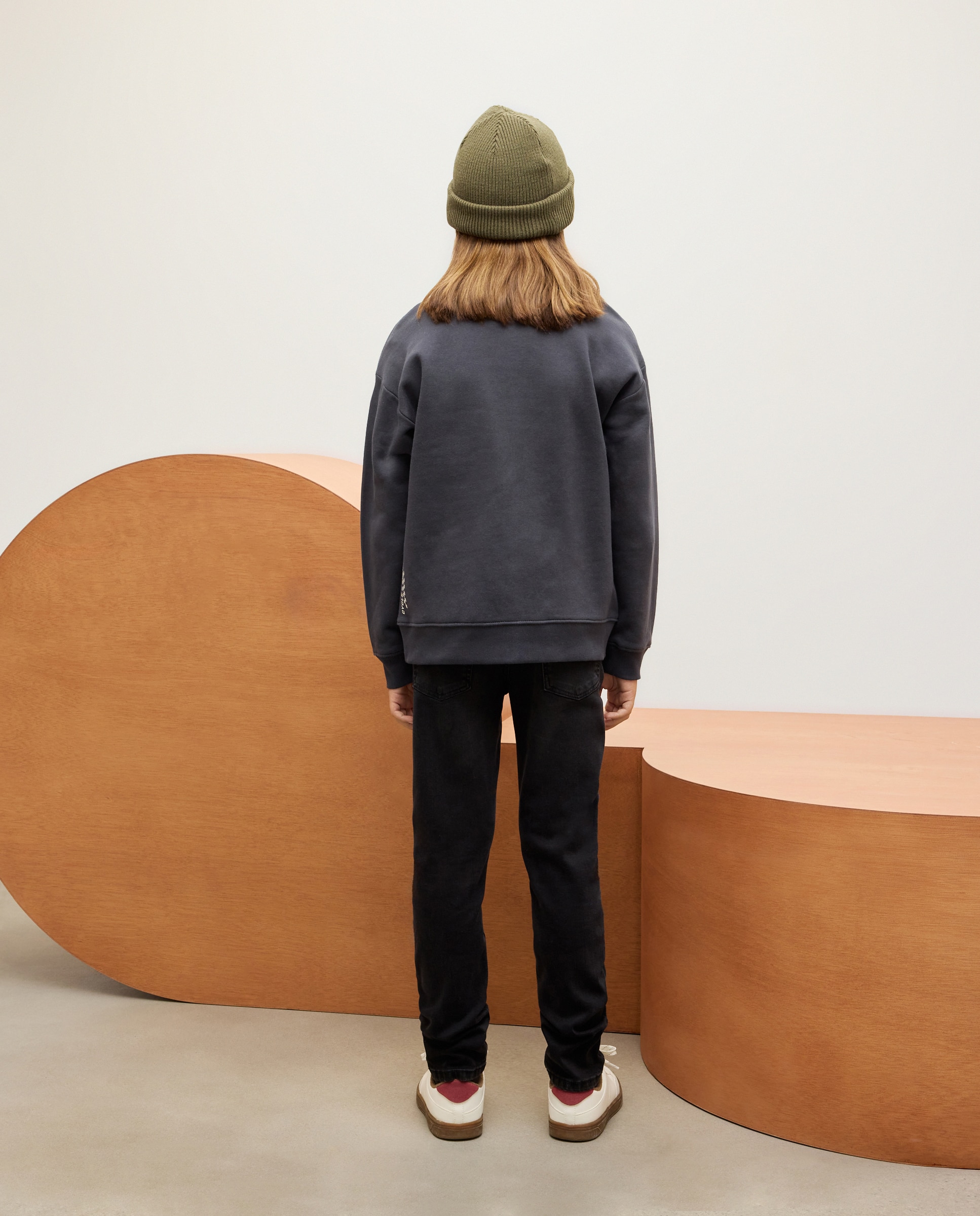 Sweatshirt com Gola Redonda e Bolso Preto-4