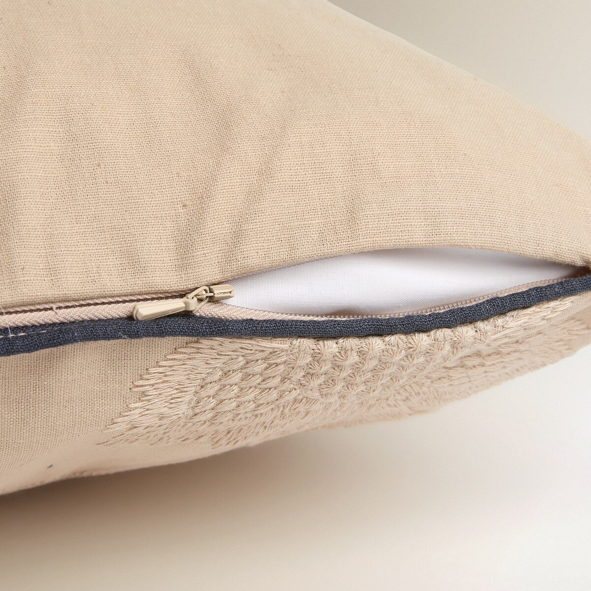 Cojín decorativo bordado Edworth Beige-3