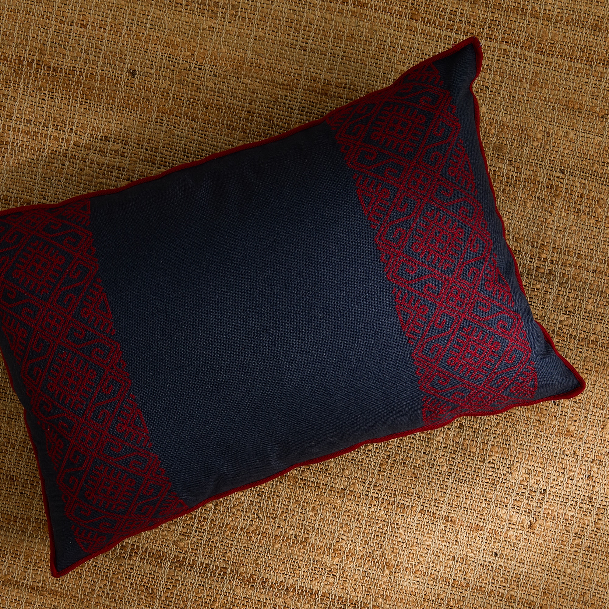 Imagem 0 de Almofada Decorativa Retangular com Bordado Tempsford