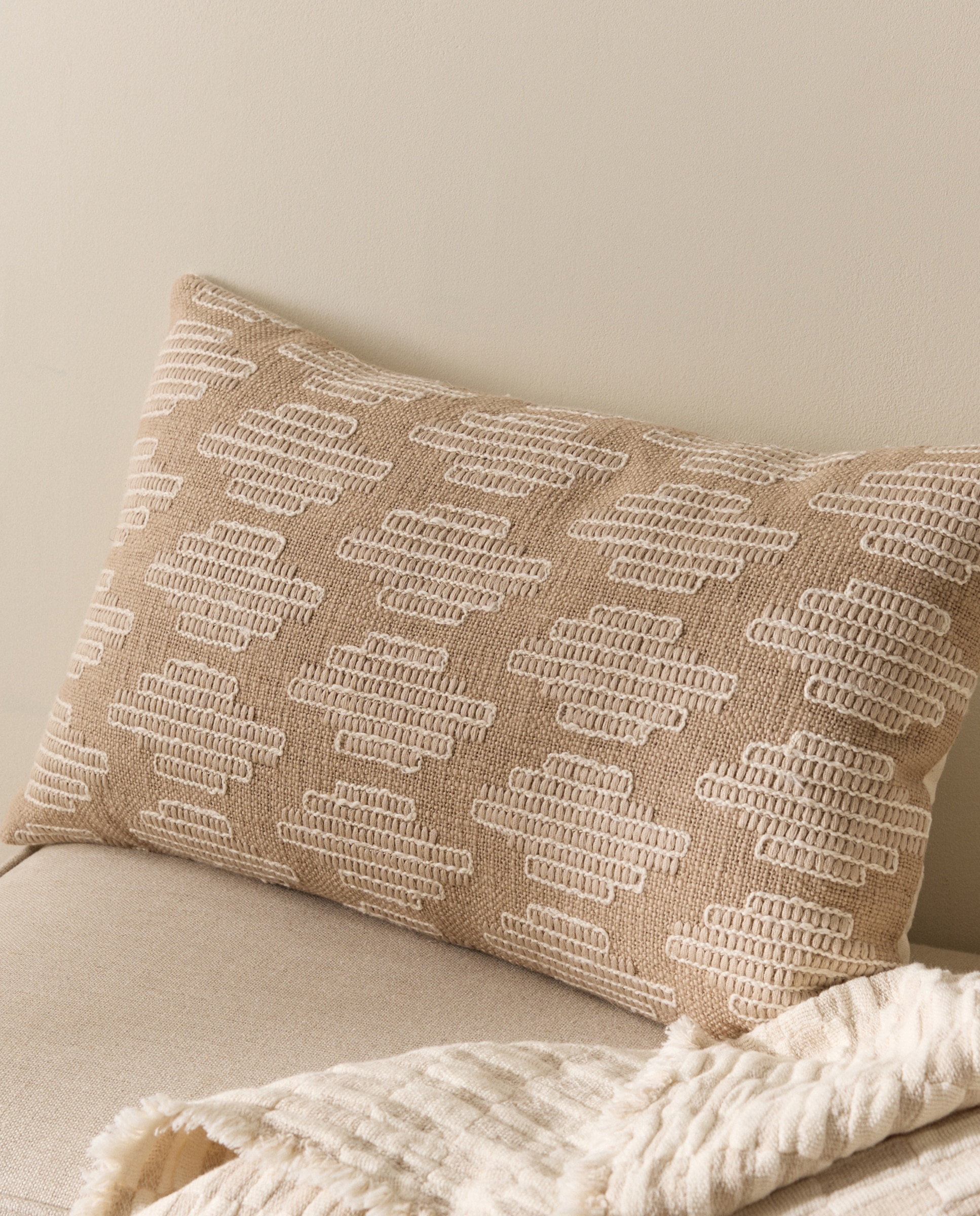 Imagen 0 de Cojín decorativo rectangular bordado Roger Beige