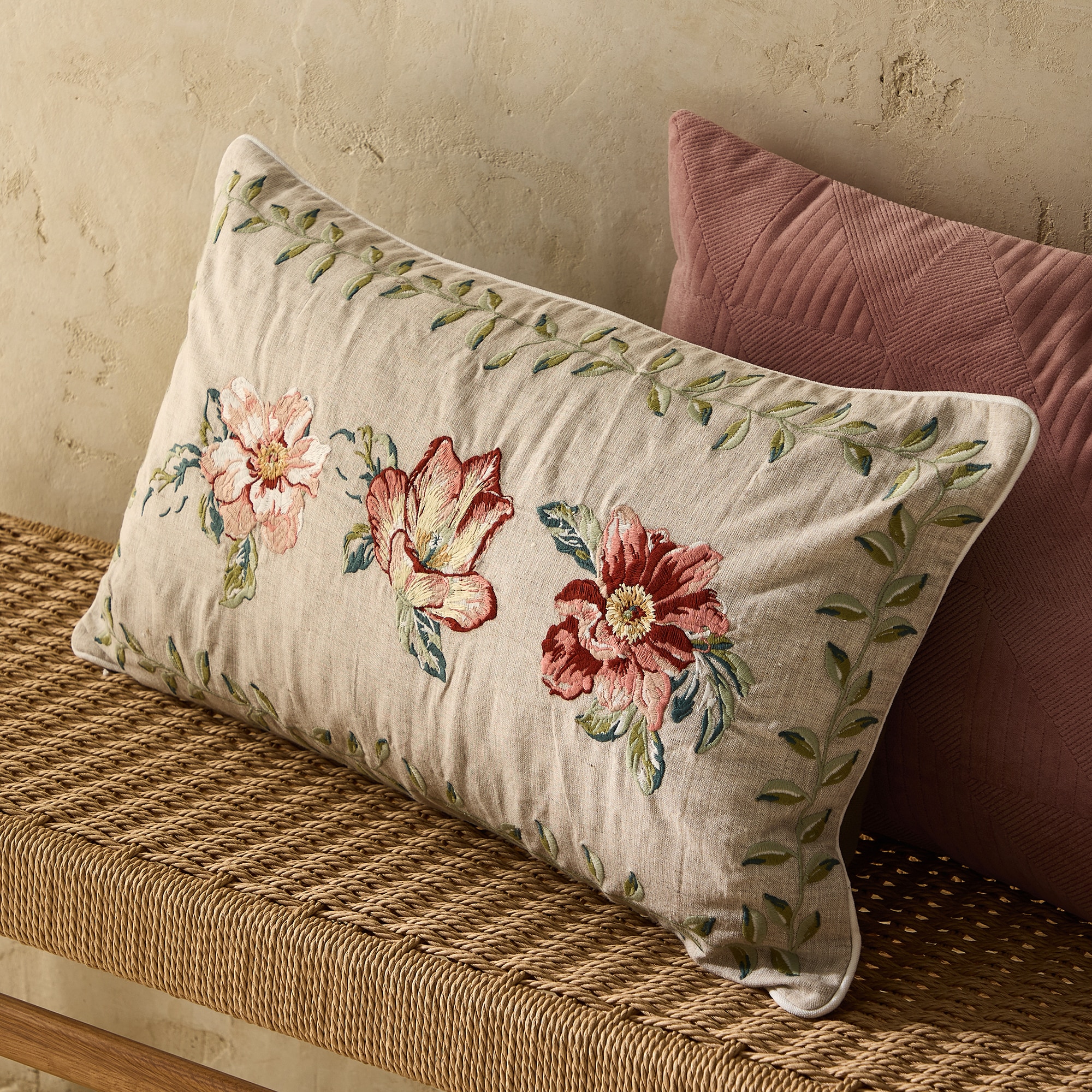 Almofada Decorativa Retangular com Bordado Rose Bege-1