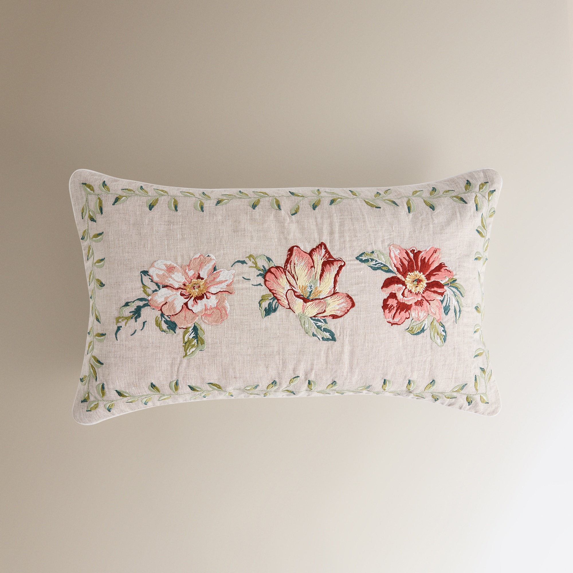 Almofada Decorativa Retangular com Bordado Rose Bege-2