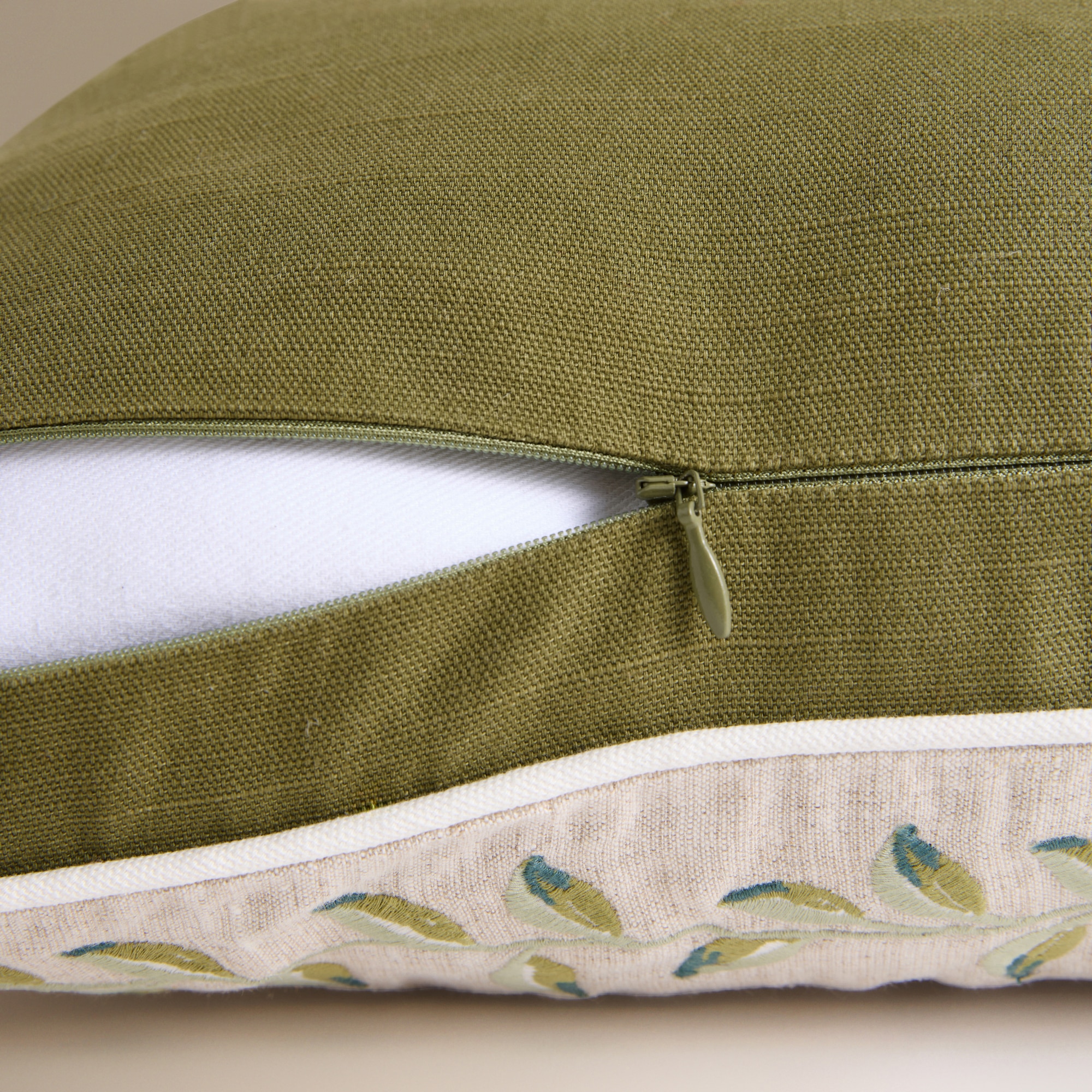 Almofada Decorativa Retangular com Bordado Rose Bege-3