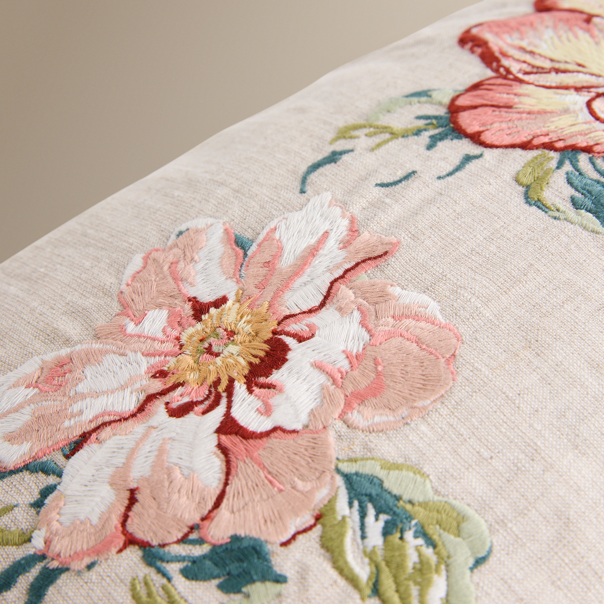 Almofada Decorativa Retangular com Bordado Rose Bege-4