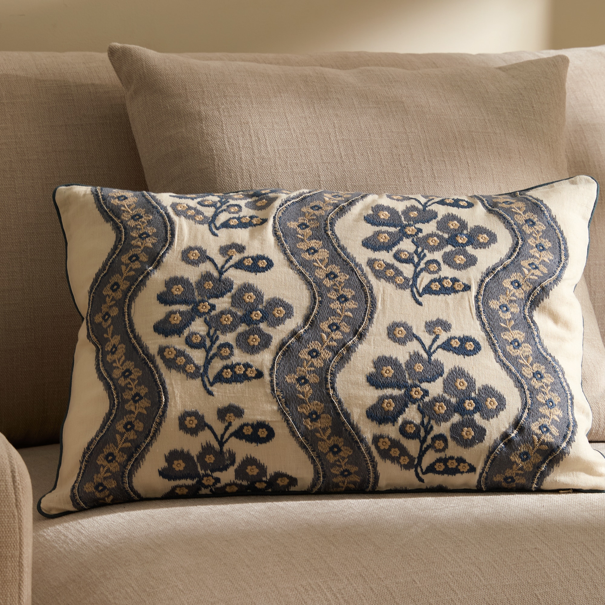 Almofada Decorativa Retangular com Bordado Hepplewhite Azul-1