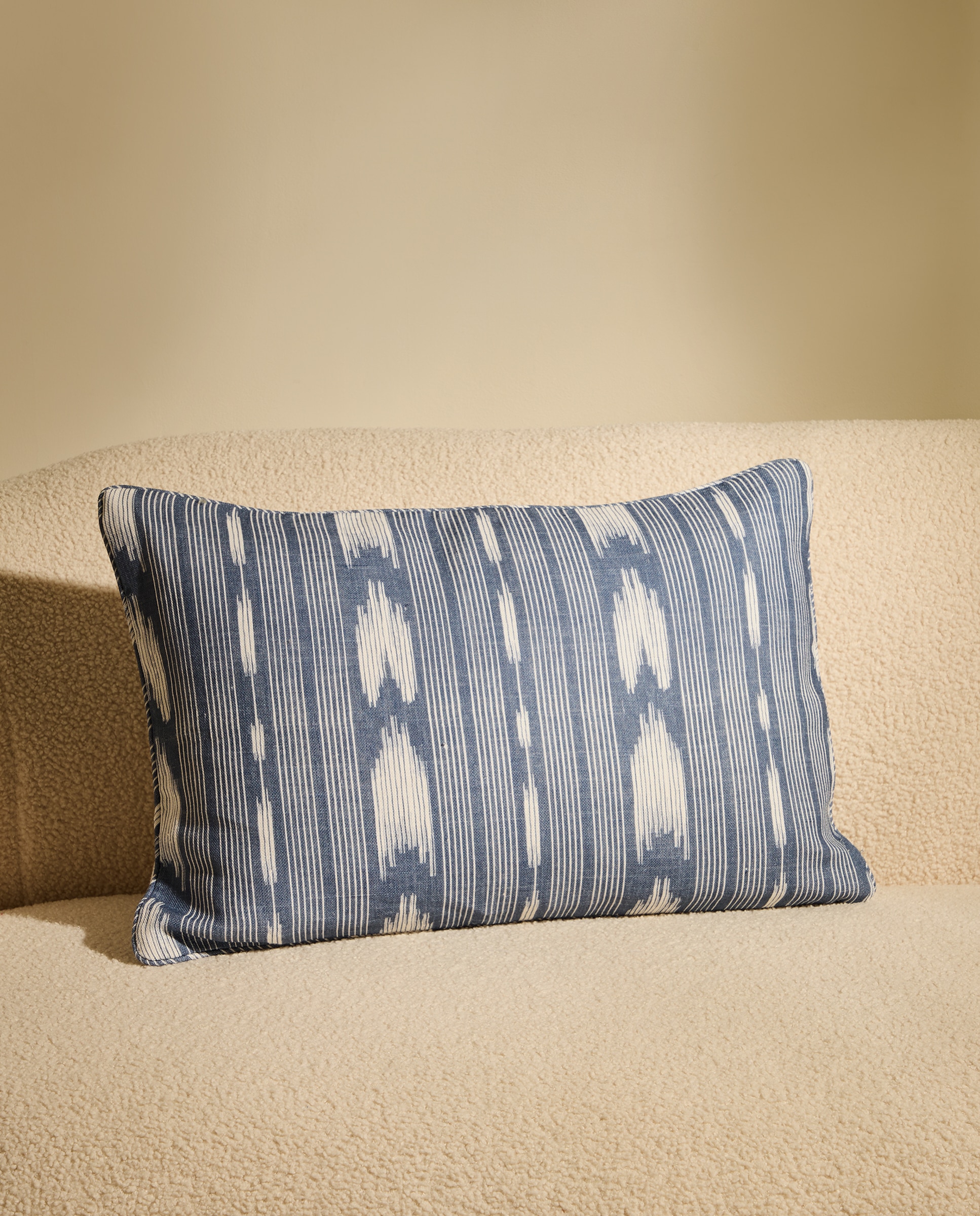 Imagen 0 de Cojín decorativo rectangular Ikat Pollensa Azul
