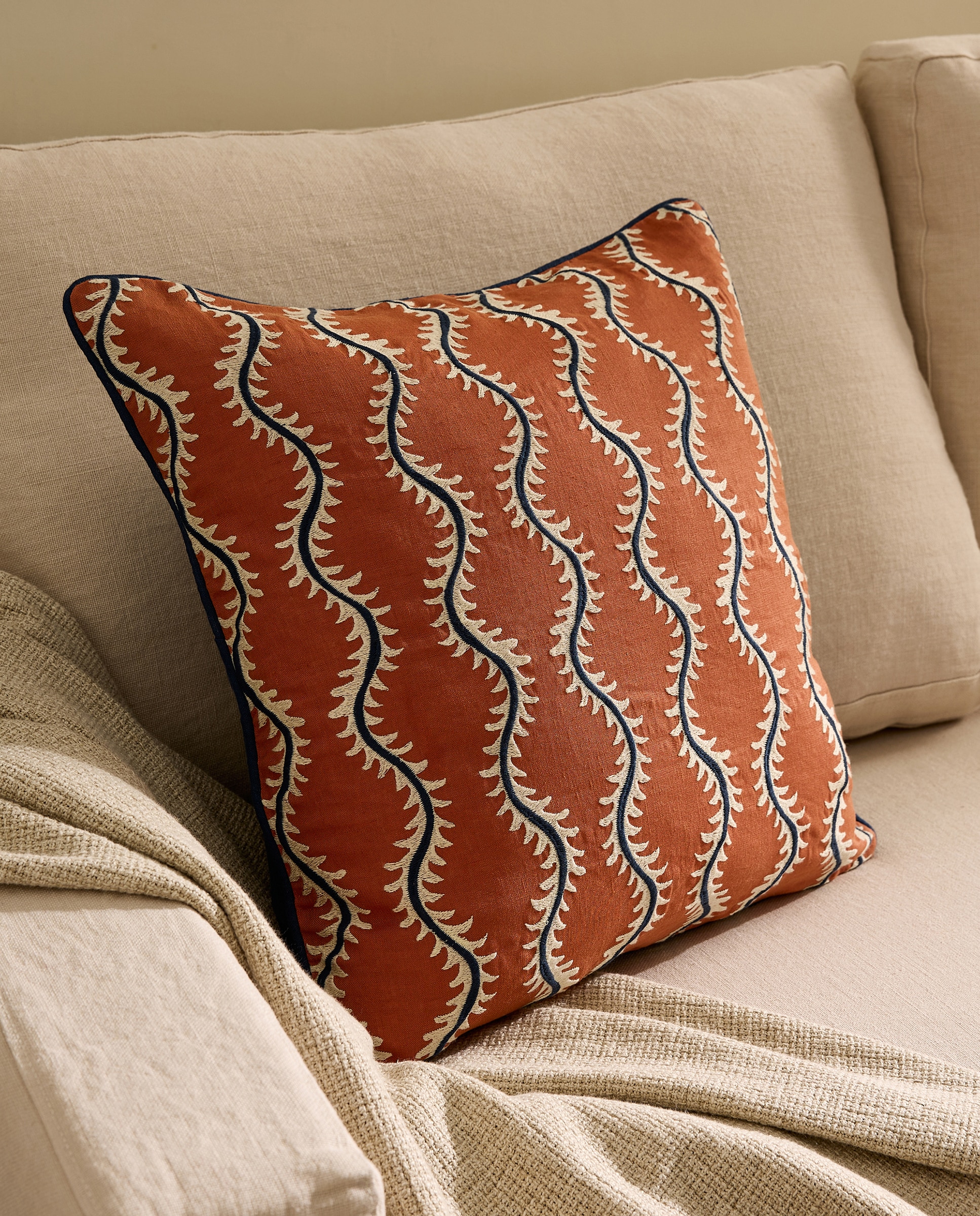 Imagem 0 de Almofada Decorativa com Bordado Kaya