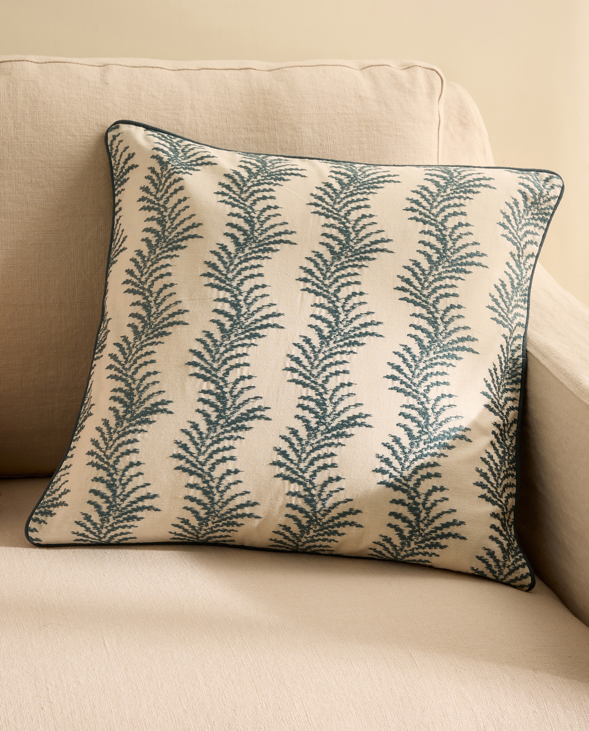 Almofada Decorativa com Bordado Zira Azul-1