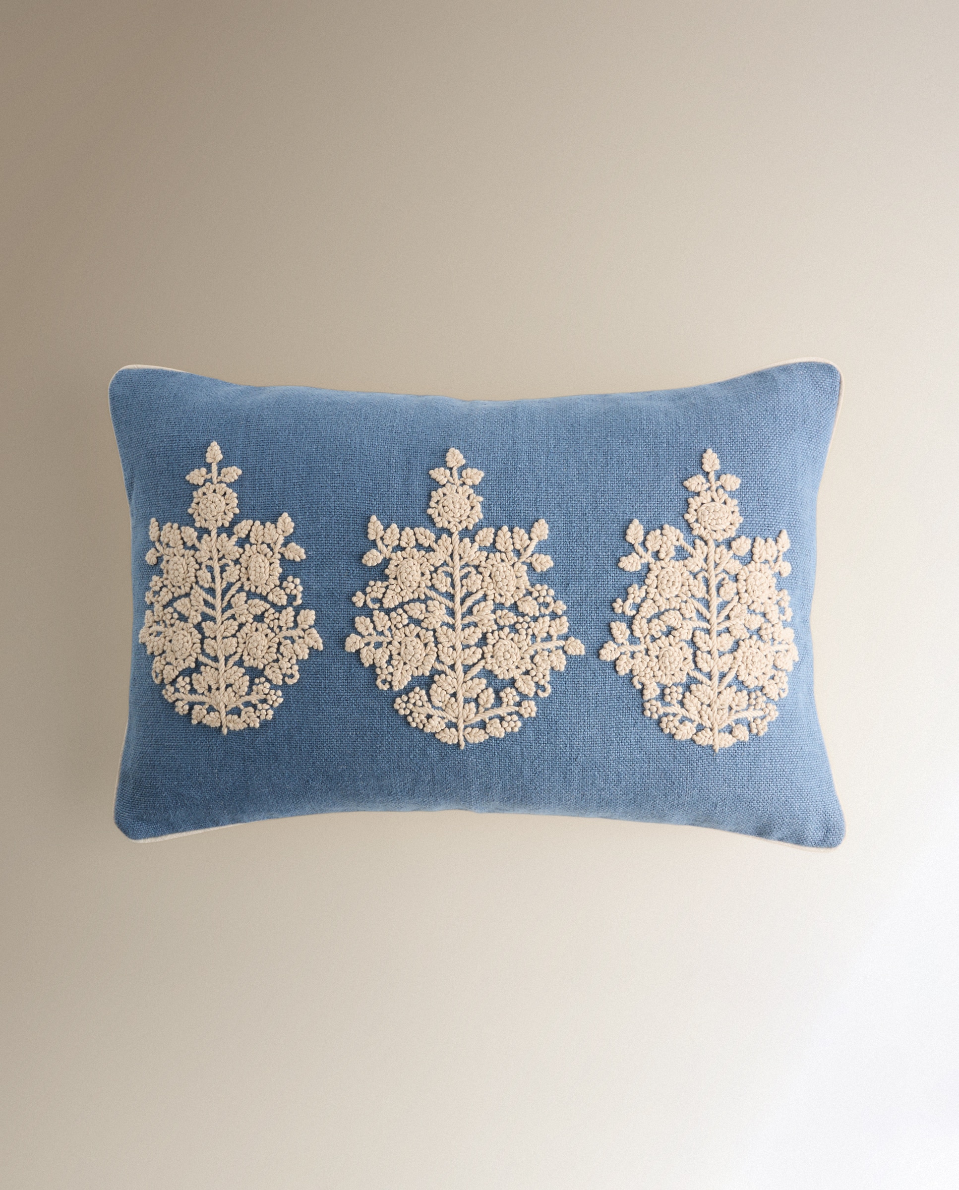 Imagen 2 de Cojín decorativo rectangular bordado Alheli - Azul 40 x 60 cm Azul