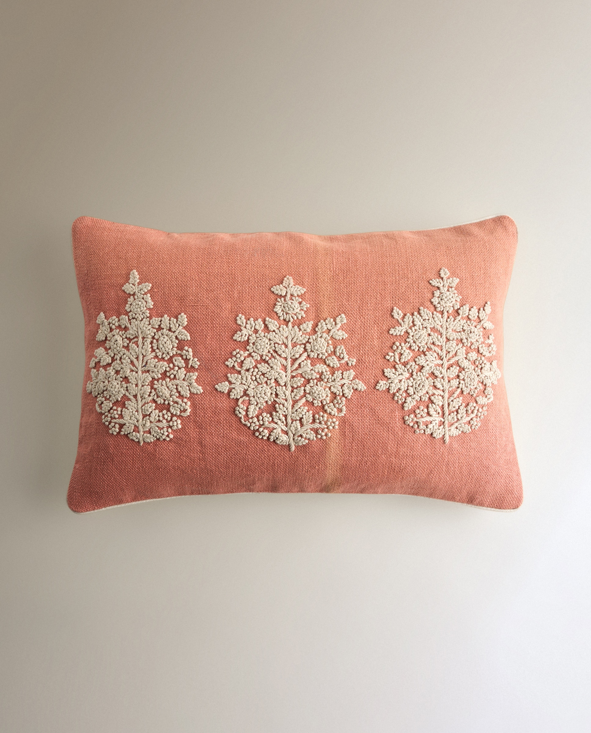 Imagen 2 de Cojín decorativo rectangular bordado Alheli - Coral 40 x 60 cm Coral