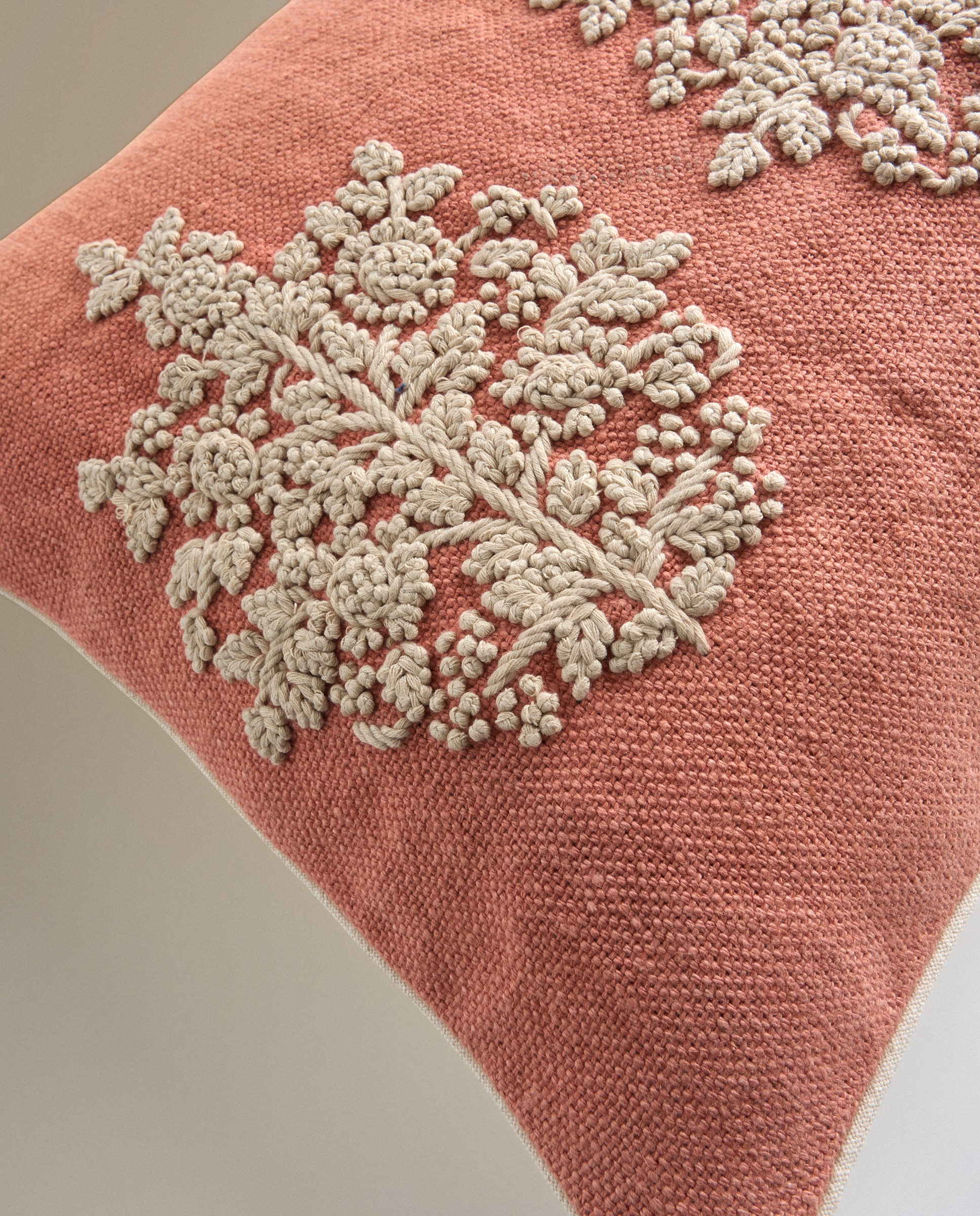 Imagen 4 de Cojín decorativo rectangular bordado Alheli - Coral 40 x 60 cm Coral