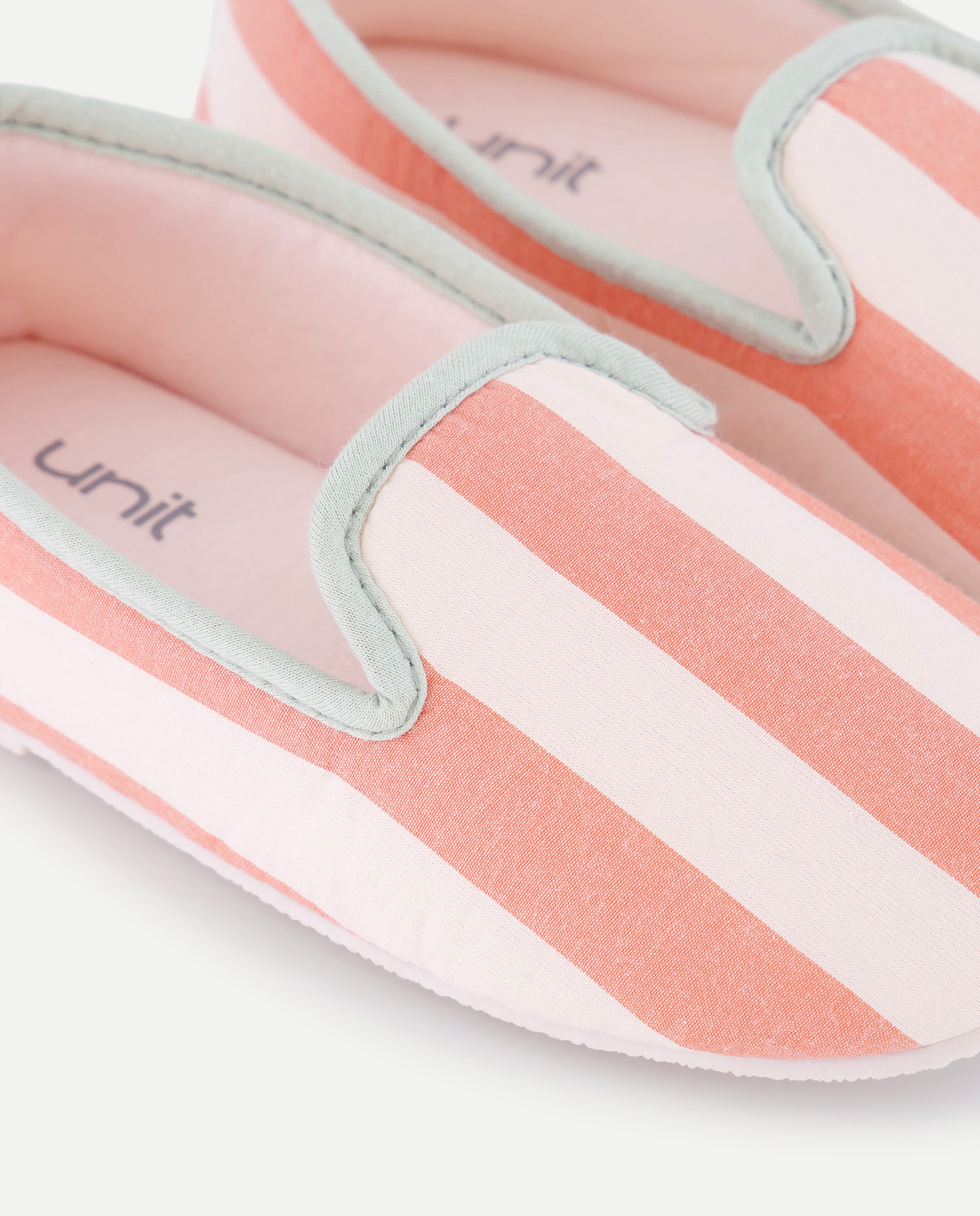 Zapatilla infantil cerrada contraste 200 Rosa-5