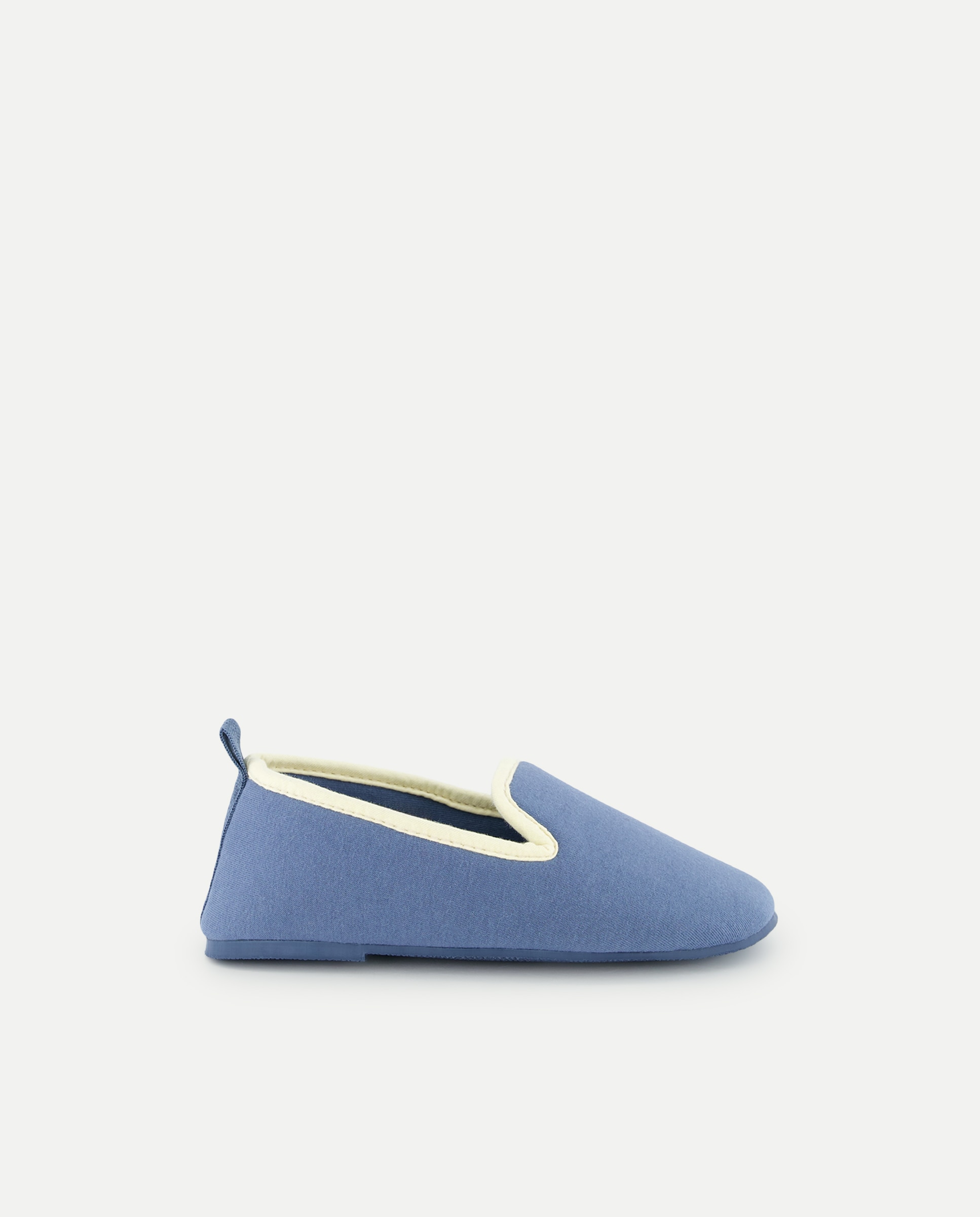 Imagen 0 de Zapatilla infantil cerrada contraste