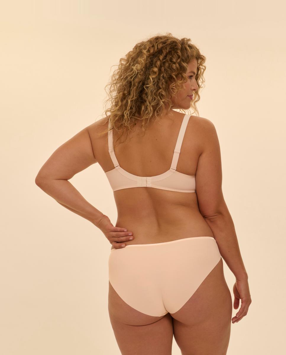 Cueca com forma ligeiramente envolvente. Bege-3
