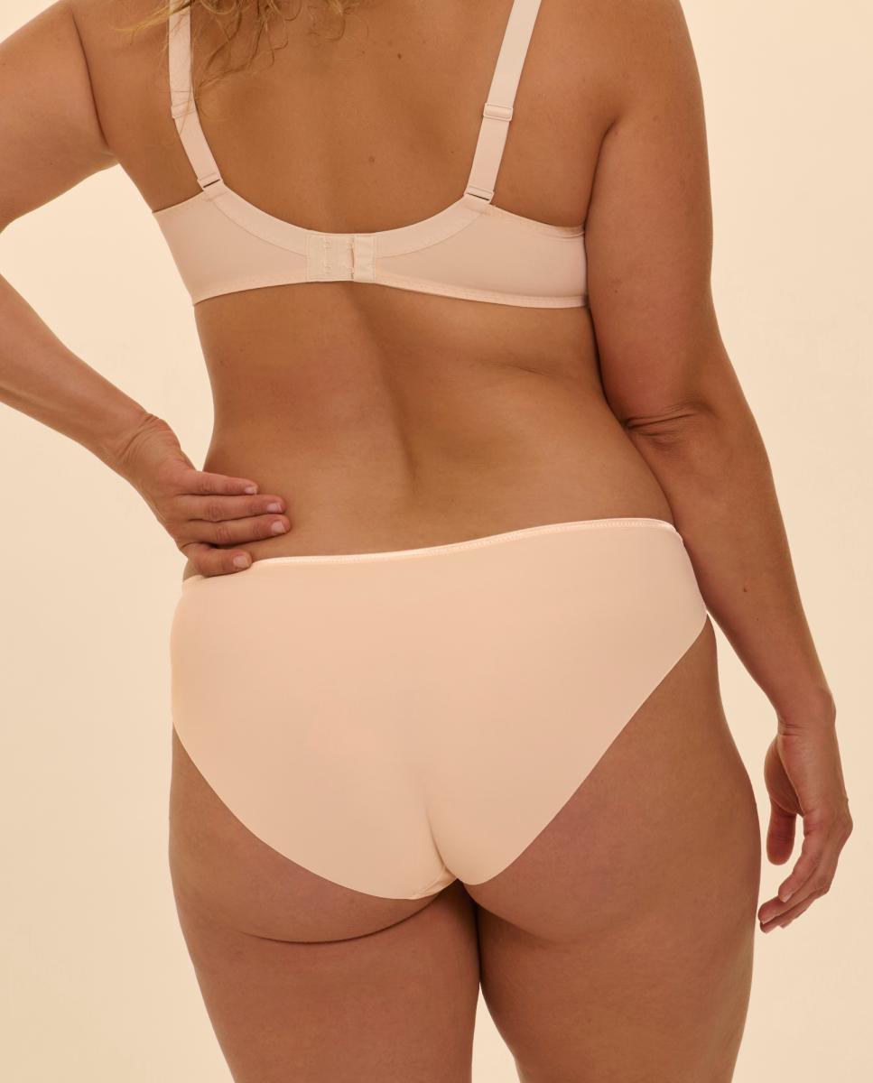 Cueca com forma ligeiramente envolvente. Bege-5