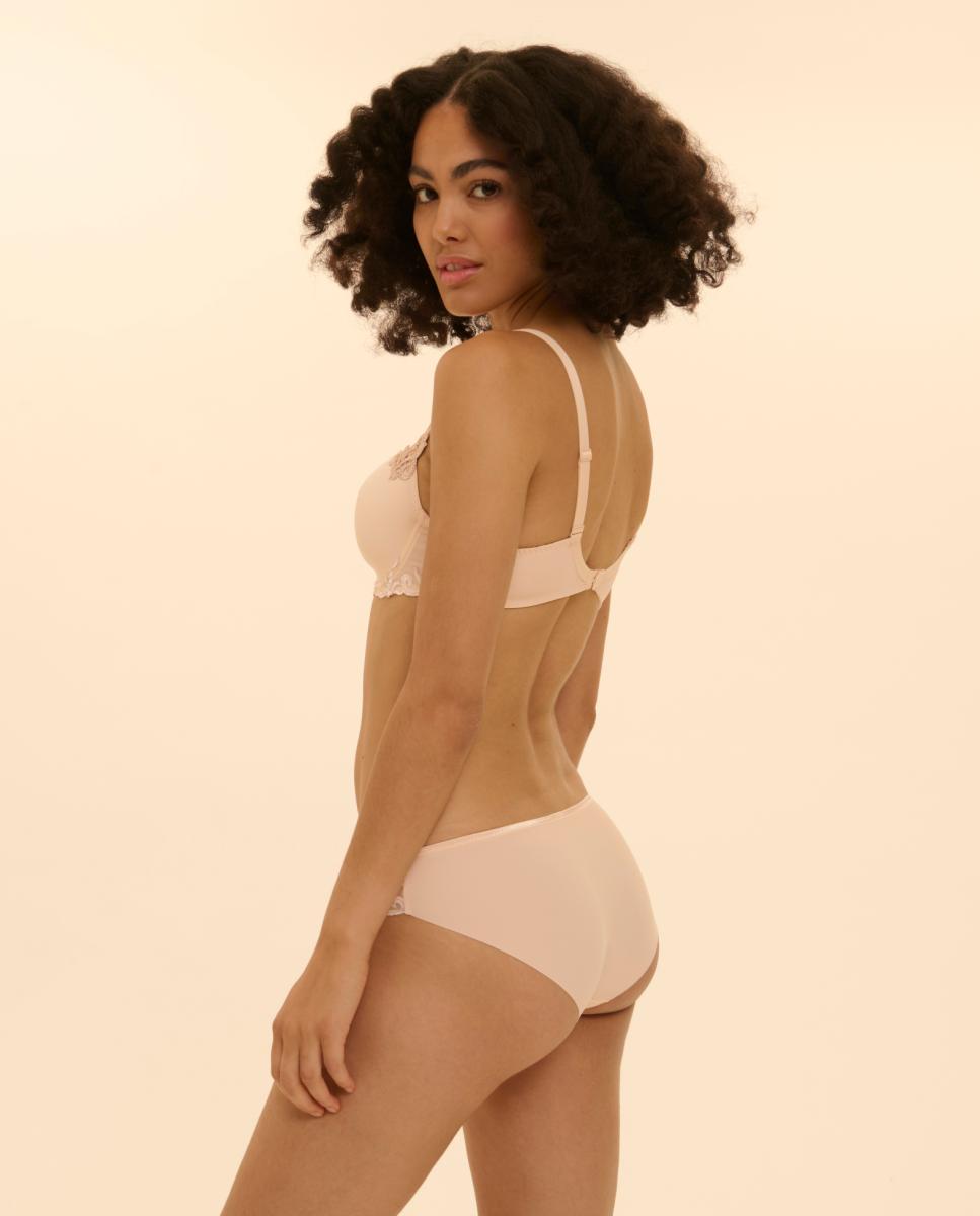 Cueca com forma ligeiramente envolvente. Bege-6
