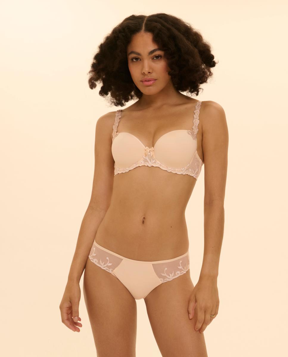 Cueca com forma ligeiramente envolvente. Bege-7