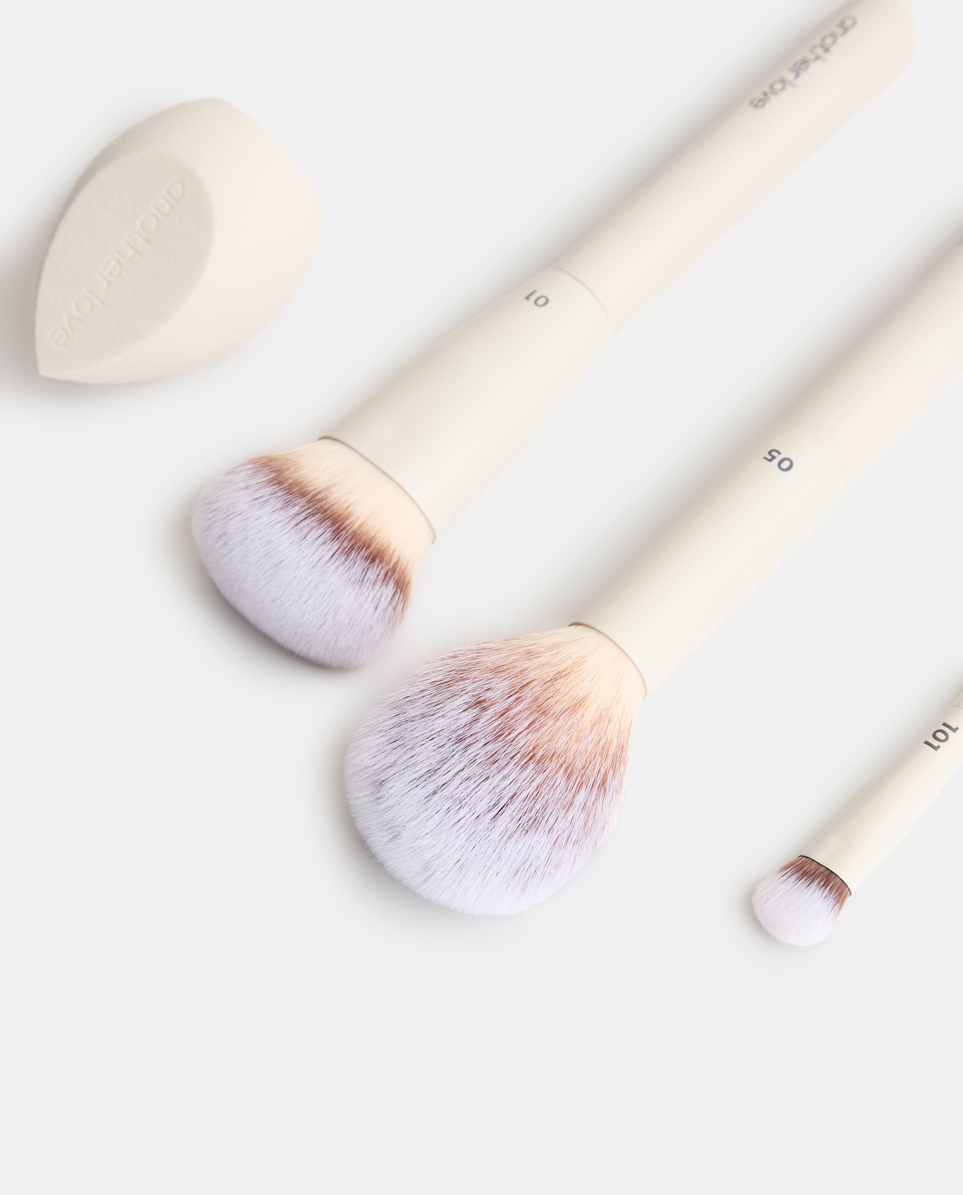 Imagen 2 de Set Esencial de Maquillaje: 3 Brochas+ Esponja Another Love