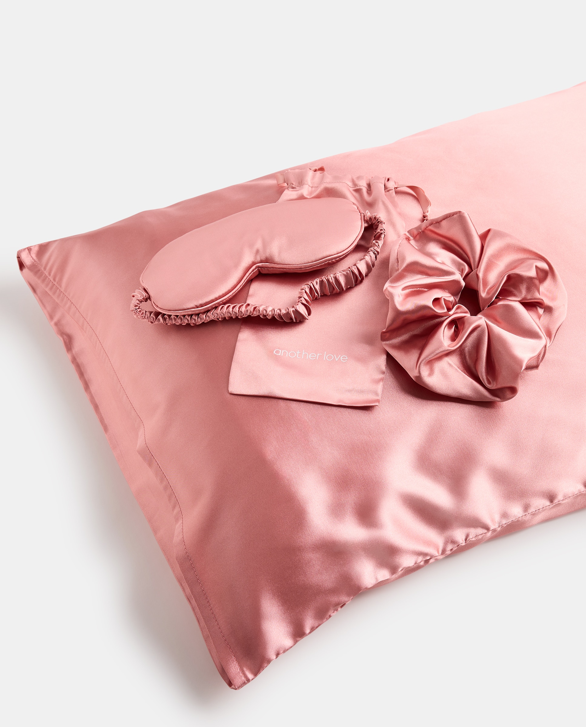 Set De Belleza Para Dormir Rosa: Funda De Almohada, Antifaz Y Coletero de Satén Another Love 1