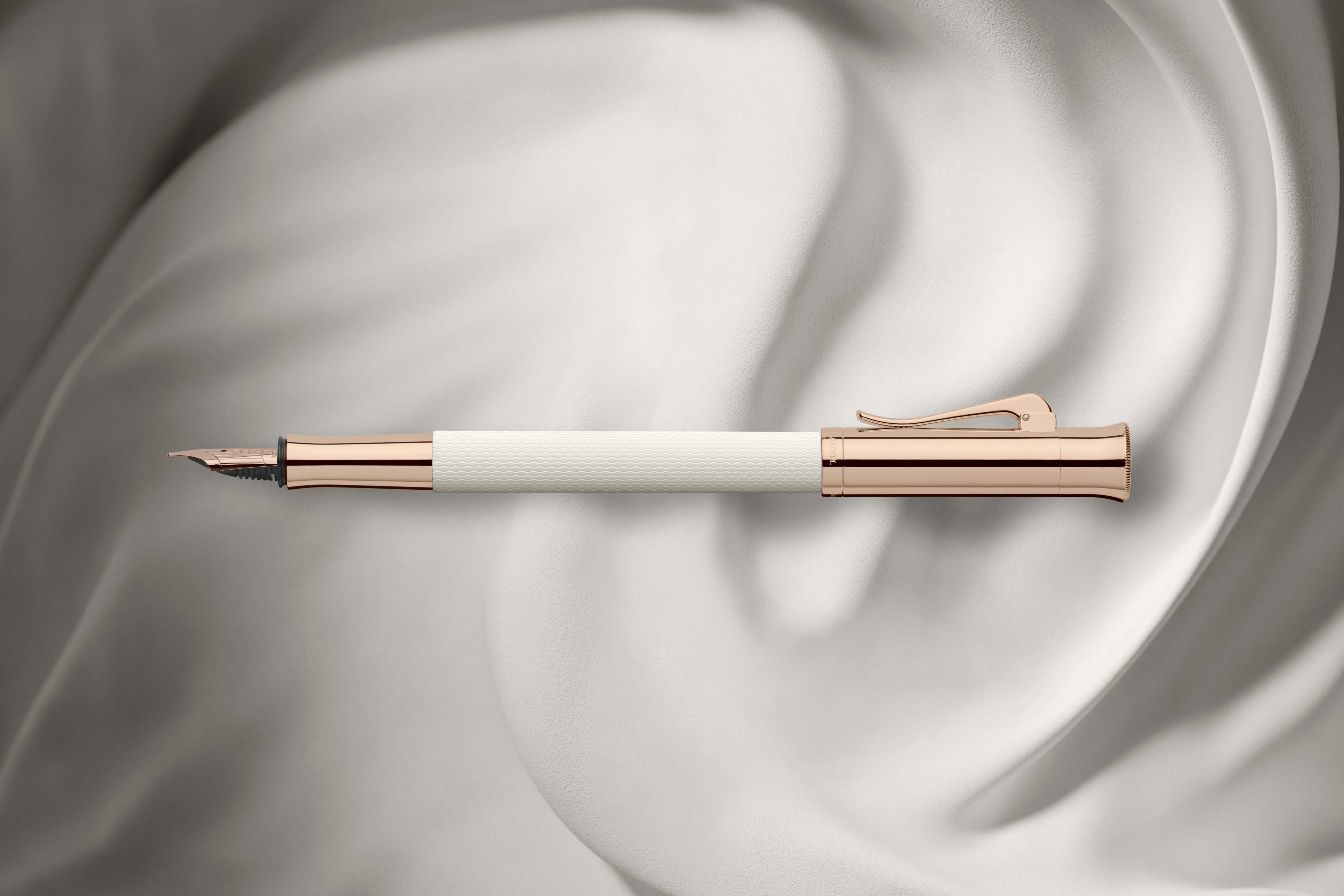 Pluma estilográfica guilloche Champagne blush punto F Graf von Faber-Castell 5