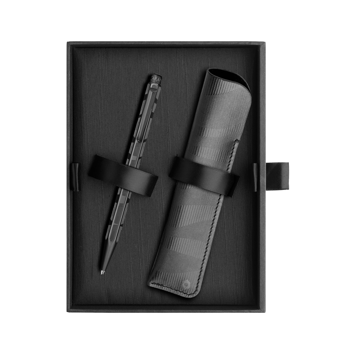 Conjunto de Caneta Ecridor Black Code Caran d'Ache e Estojo em Pele Preta Preto-3