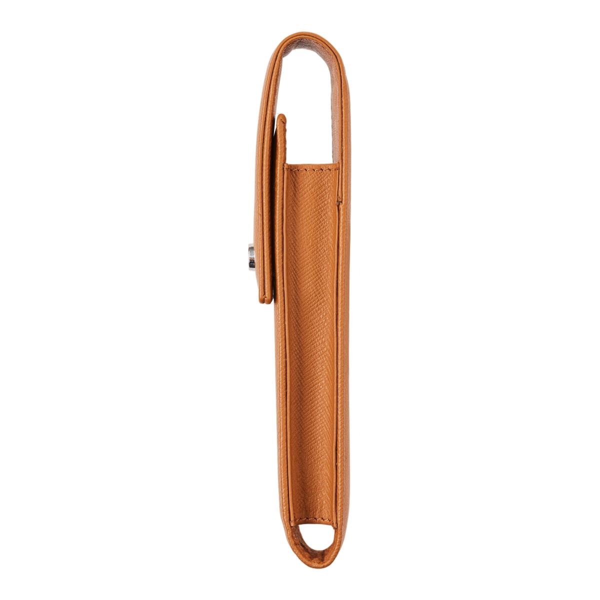 Funda para escritura marrón café con solapa vertical y cierre magnético para una pieza de la colección de piel Saffiano de Cross Marrón-2