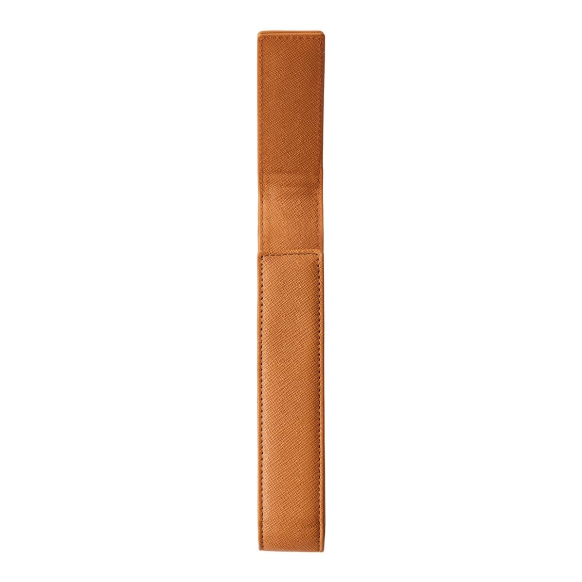Funda para escritura marrón café con solapa vertical y cierre magnético para una pieza de la colección de piel Saffiano de Cross Marrón-3