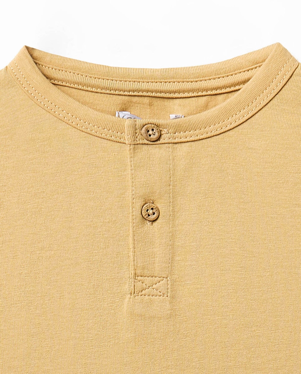 T-shirt com Gola Tipo Padeiro Sfera Mostarda-2