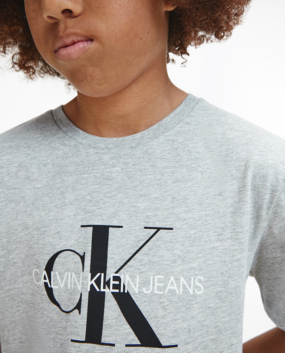 T-shirt de menino Calvin Klein cinzenta com estampado Cinzento-3