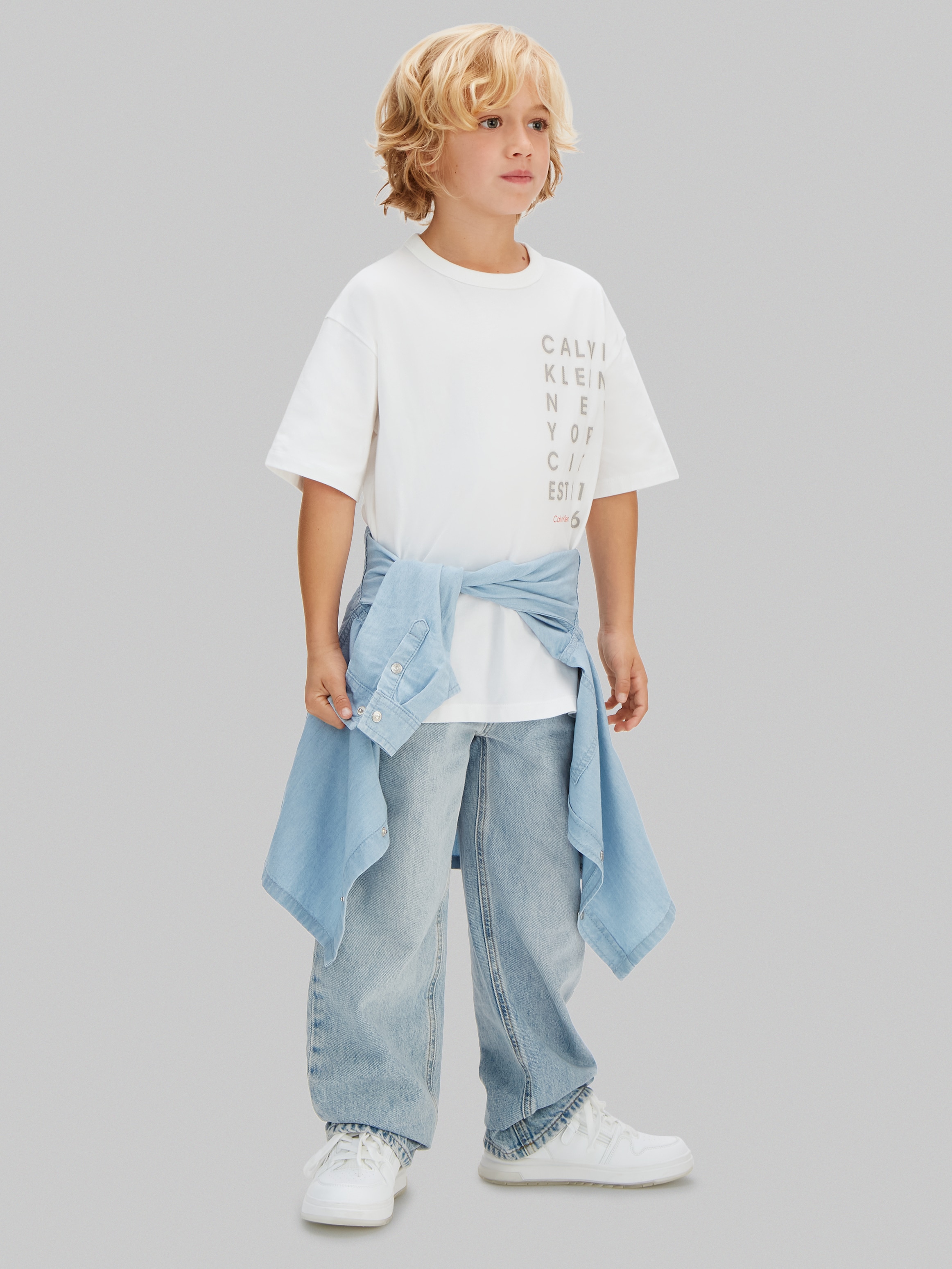 T-shirt com Logótipo Quadrado Calvin Klein Cinzento-4
